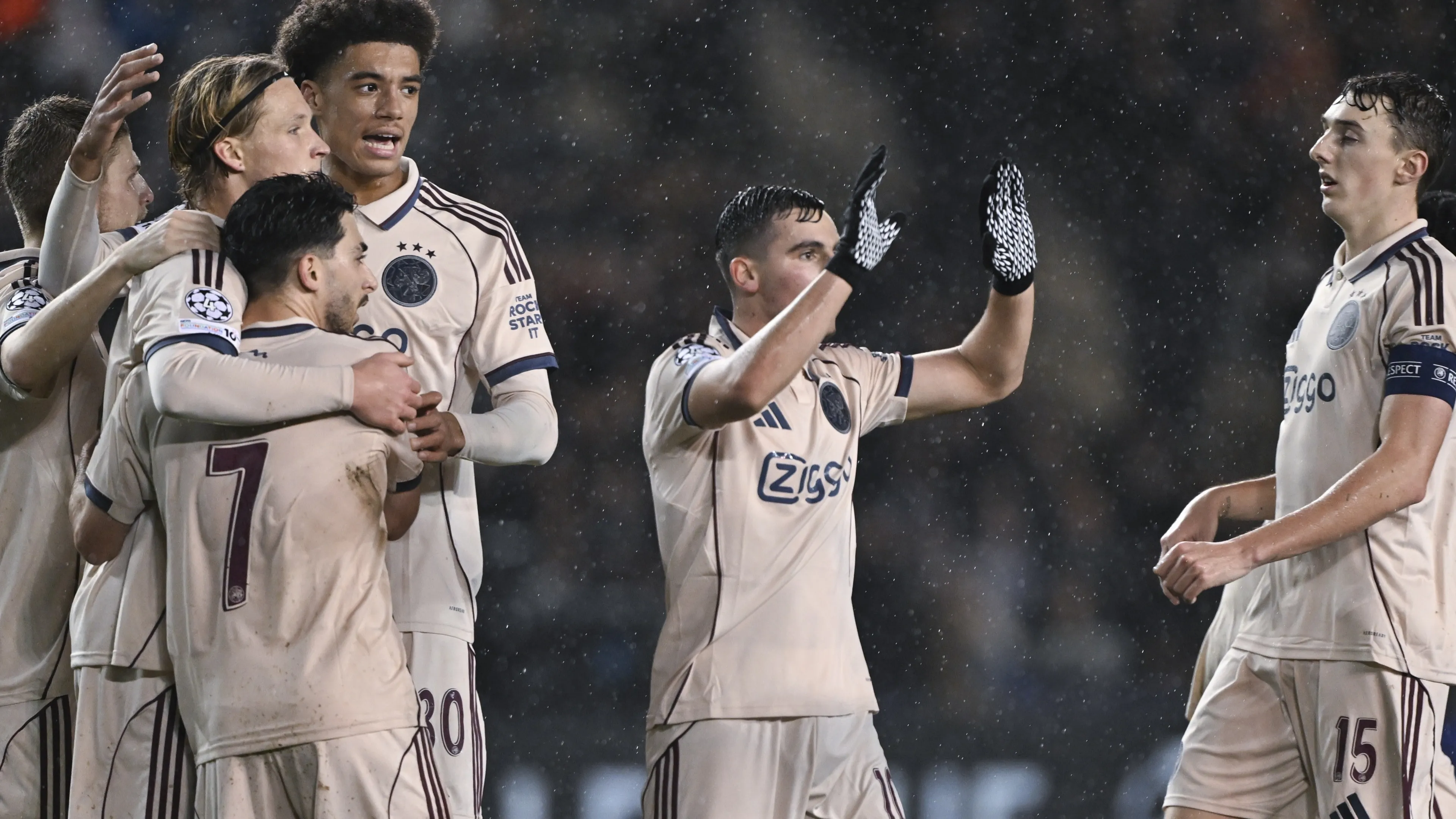 Ajax wint in Bakoe voor het eerst dit seizoen in de Champions League: 2-4 