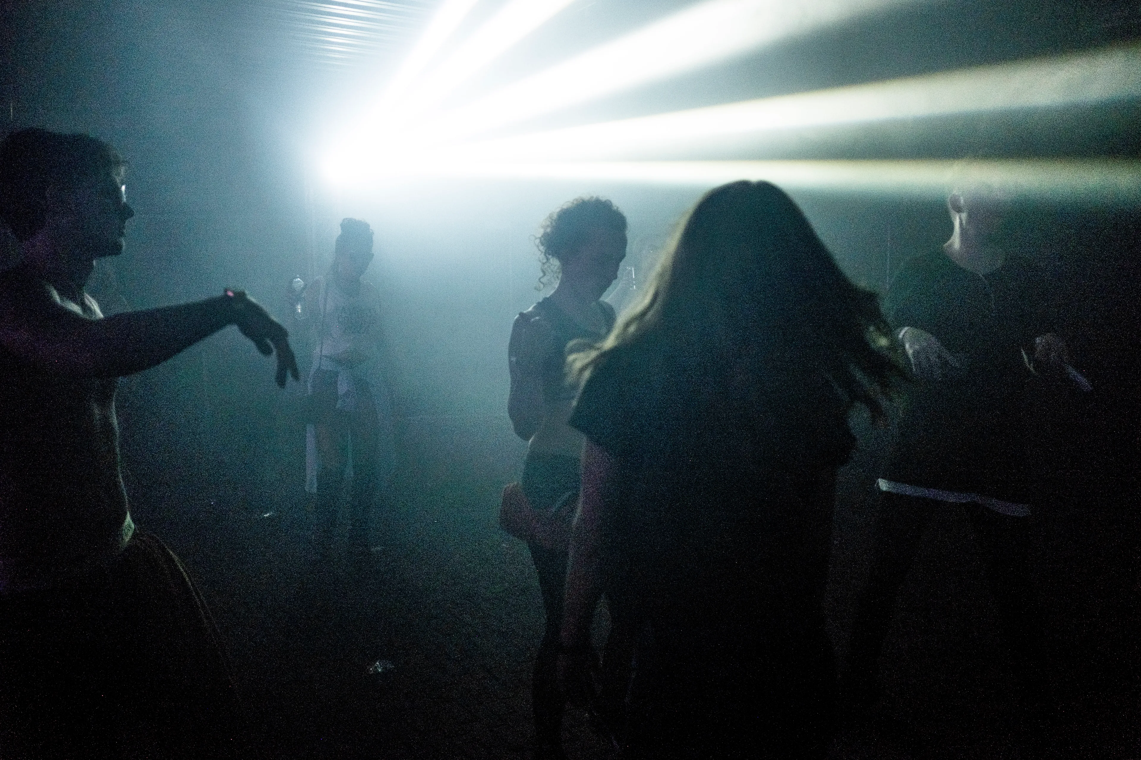 400 jongeren feesten tijdens illegale rave-party in Brunssum