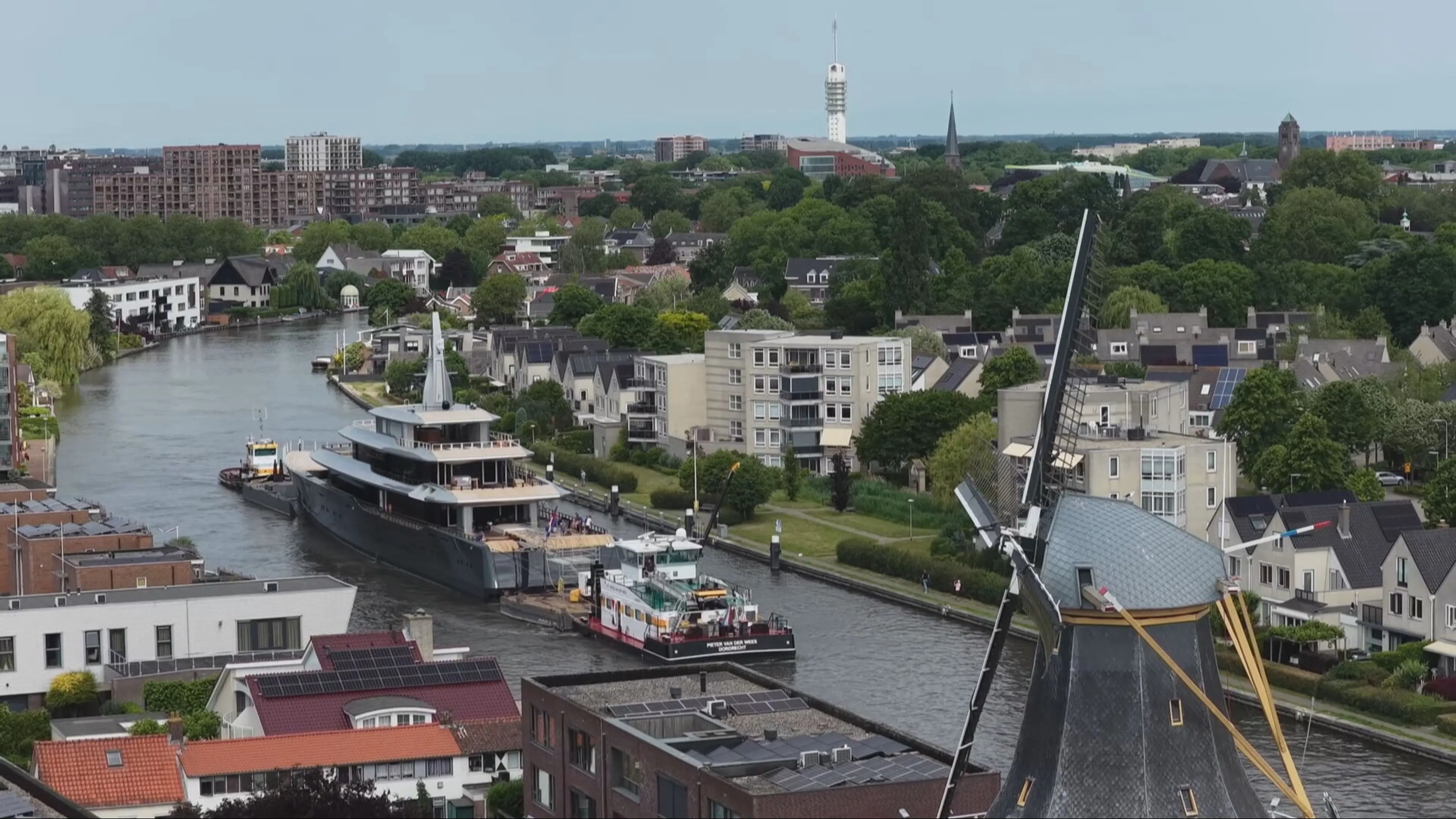 Gigantisch superjacht van 80 meter trekt veel bekijks op weg naar Rotterdam