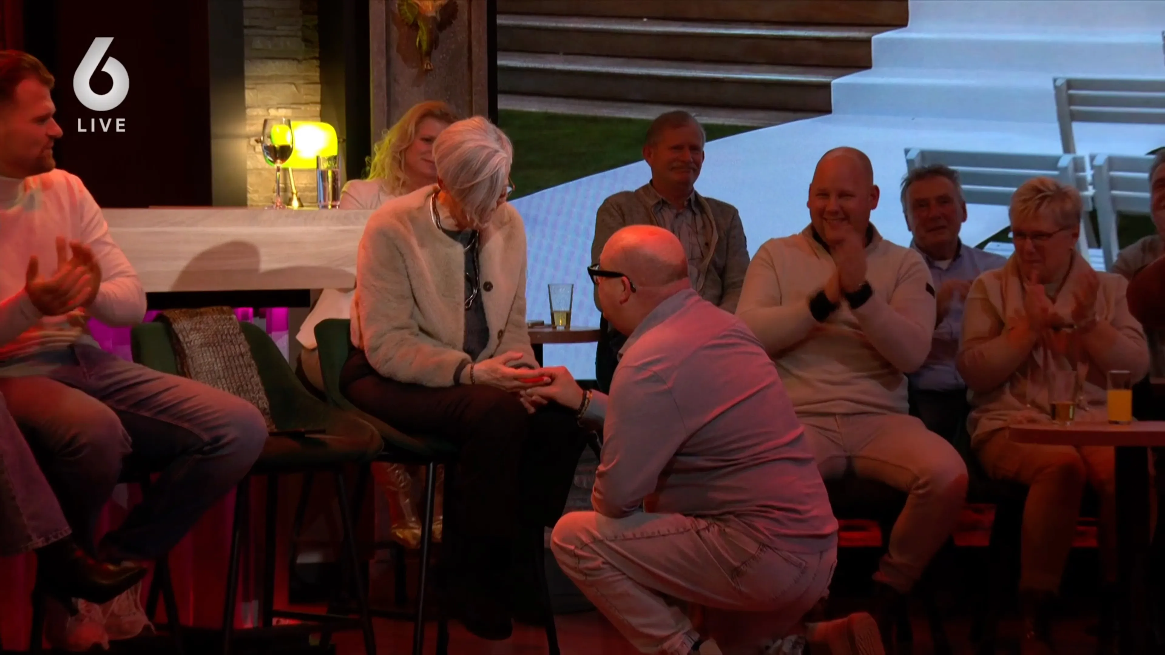 Man uit publiek Vandaag Inside vraagt vriendin ten huwelijk: 'Begin er niet aan!'