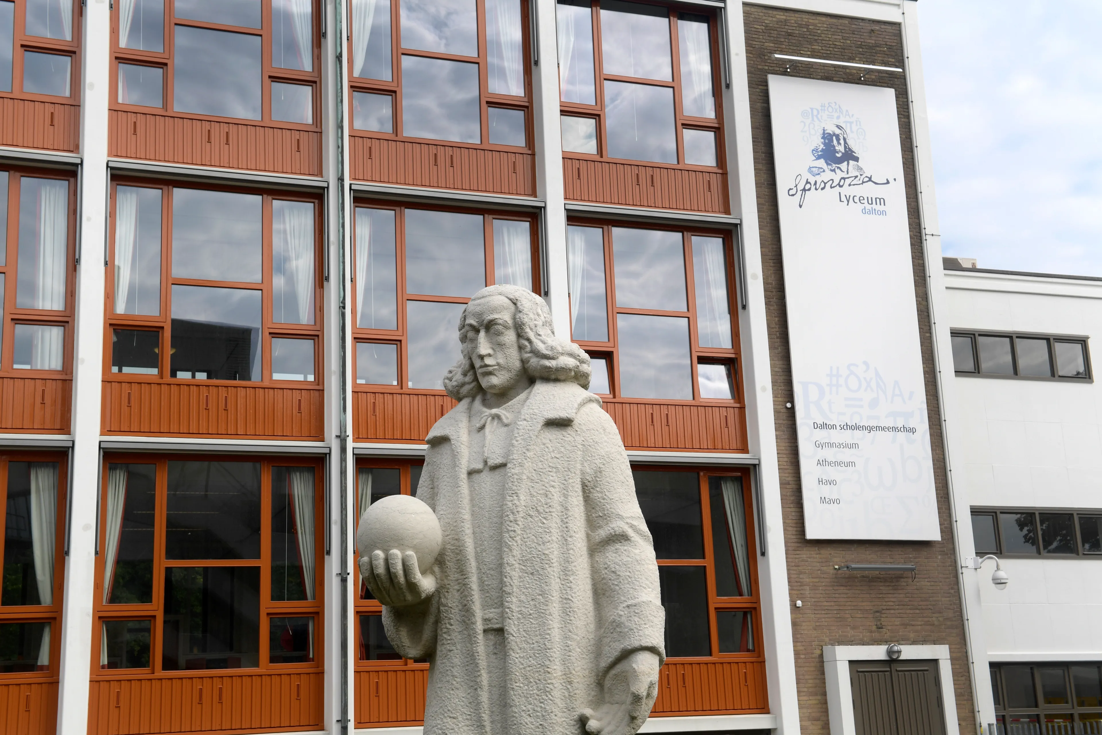 Dertig leerlingen en vijf docenten van Amsterdamse school besmet met corona