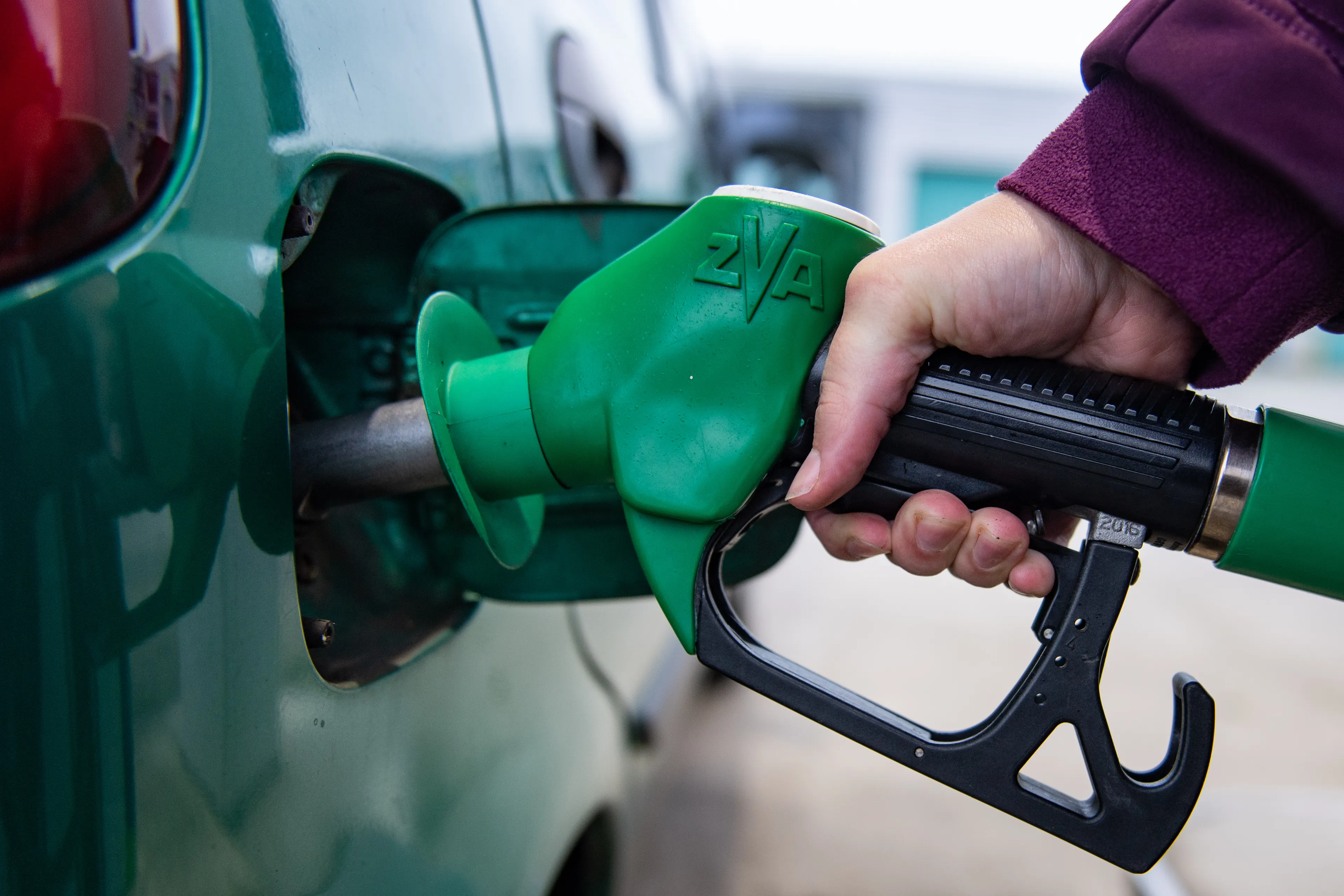 Liter benzine kost weer meer dan 2 euro: dit is waarom