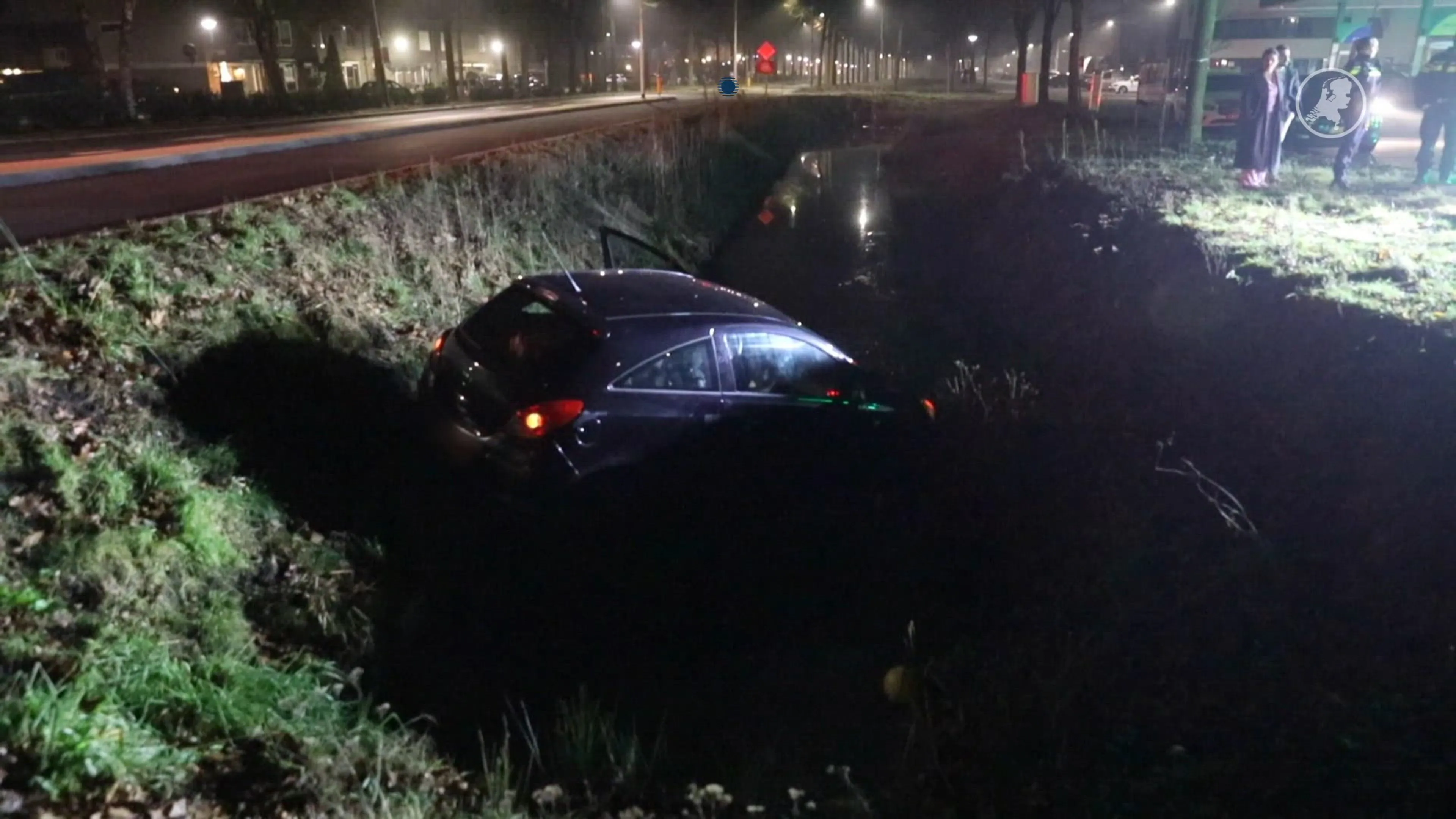 Automobilist rijdt water in na niesbui in Eemnes