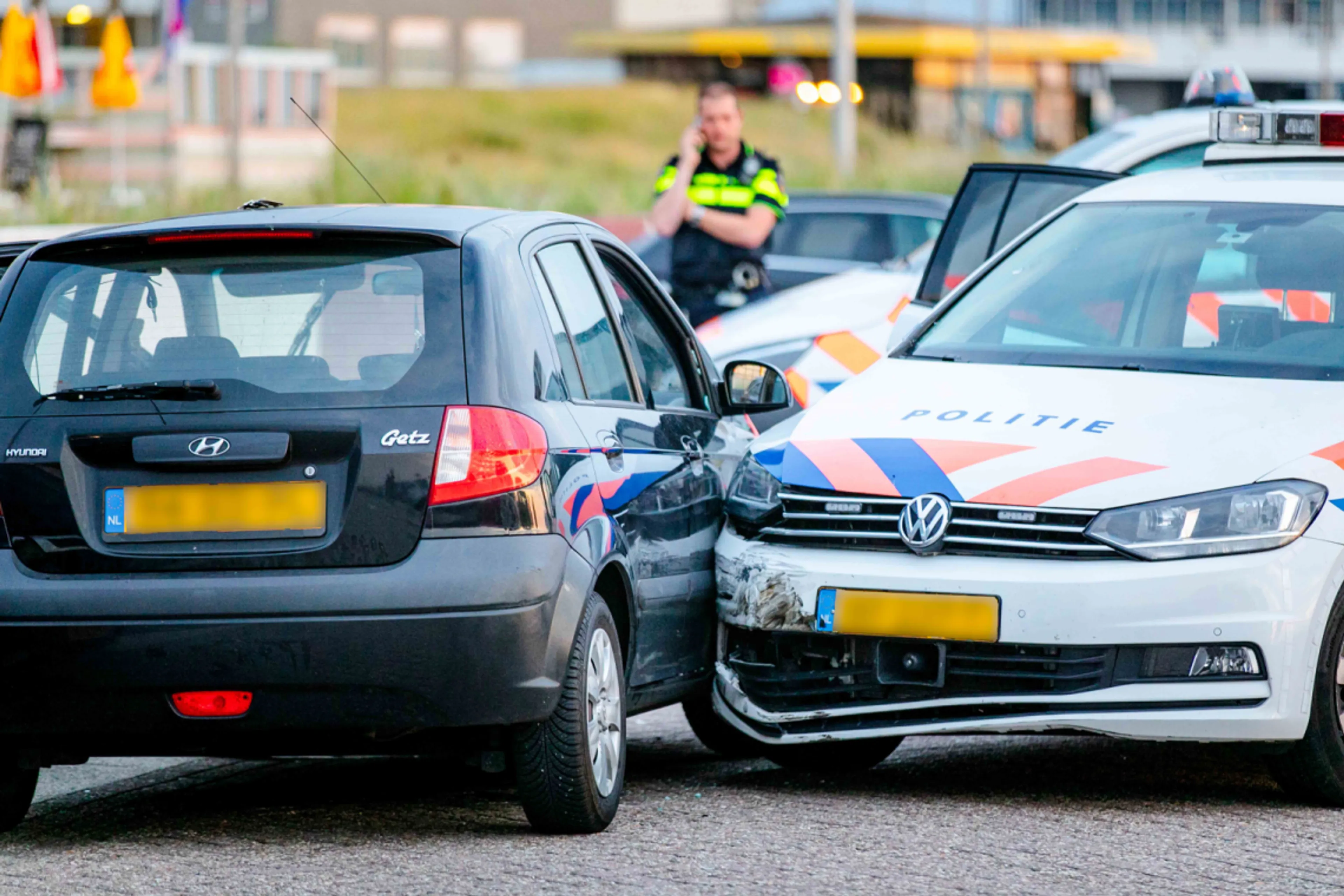 Libiër (29) rijdt tot twee keer in op agenten en crasht tegen politieauto