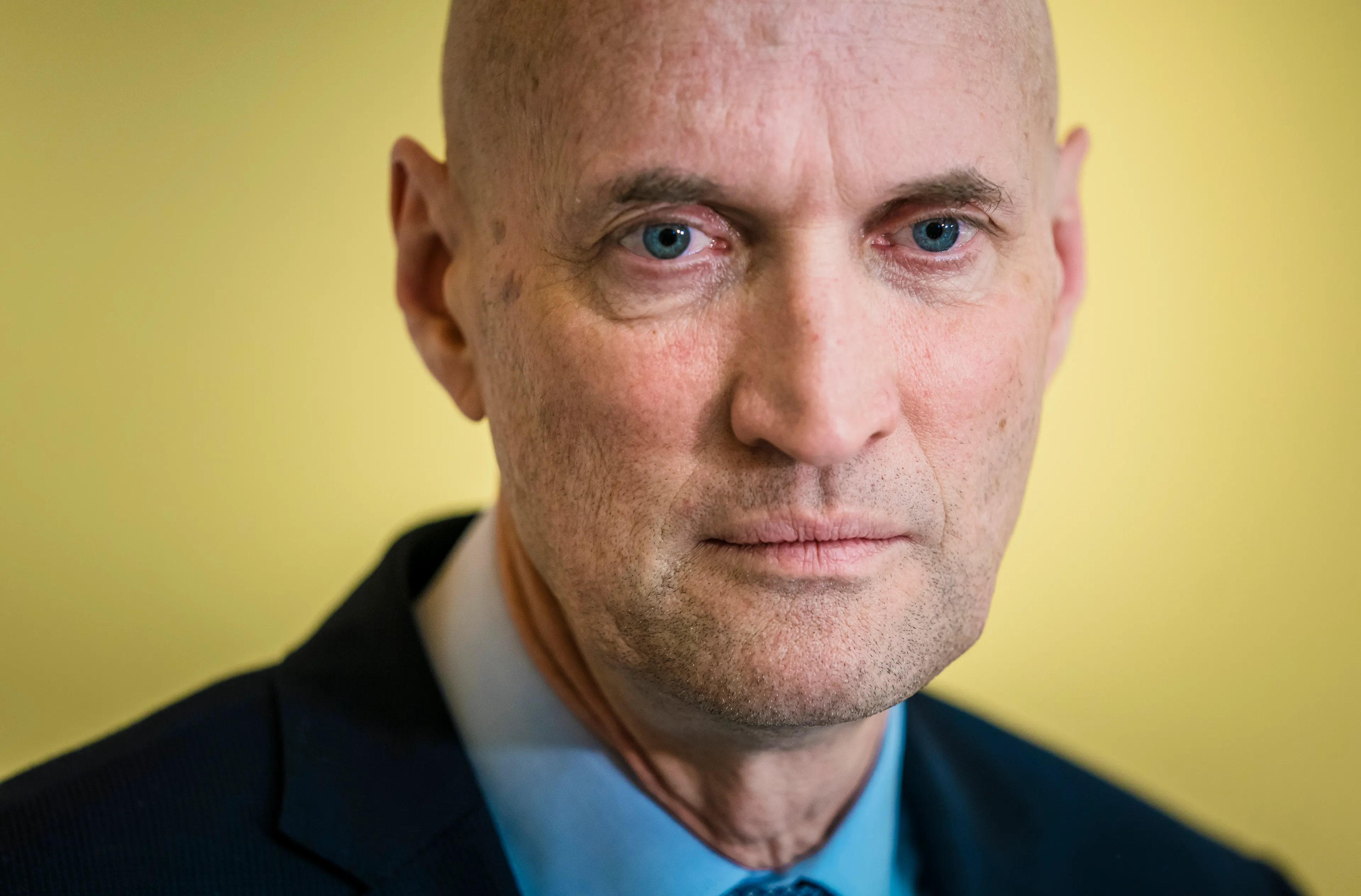 Hakkelende Kuipers kent coronaregels ook niet meer: 'Sorry'