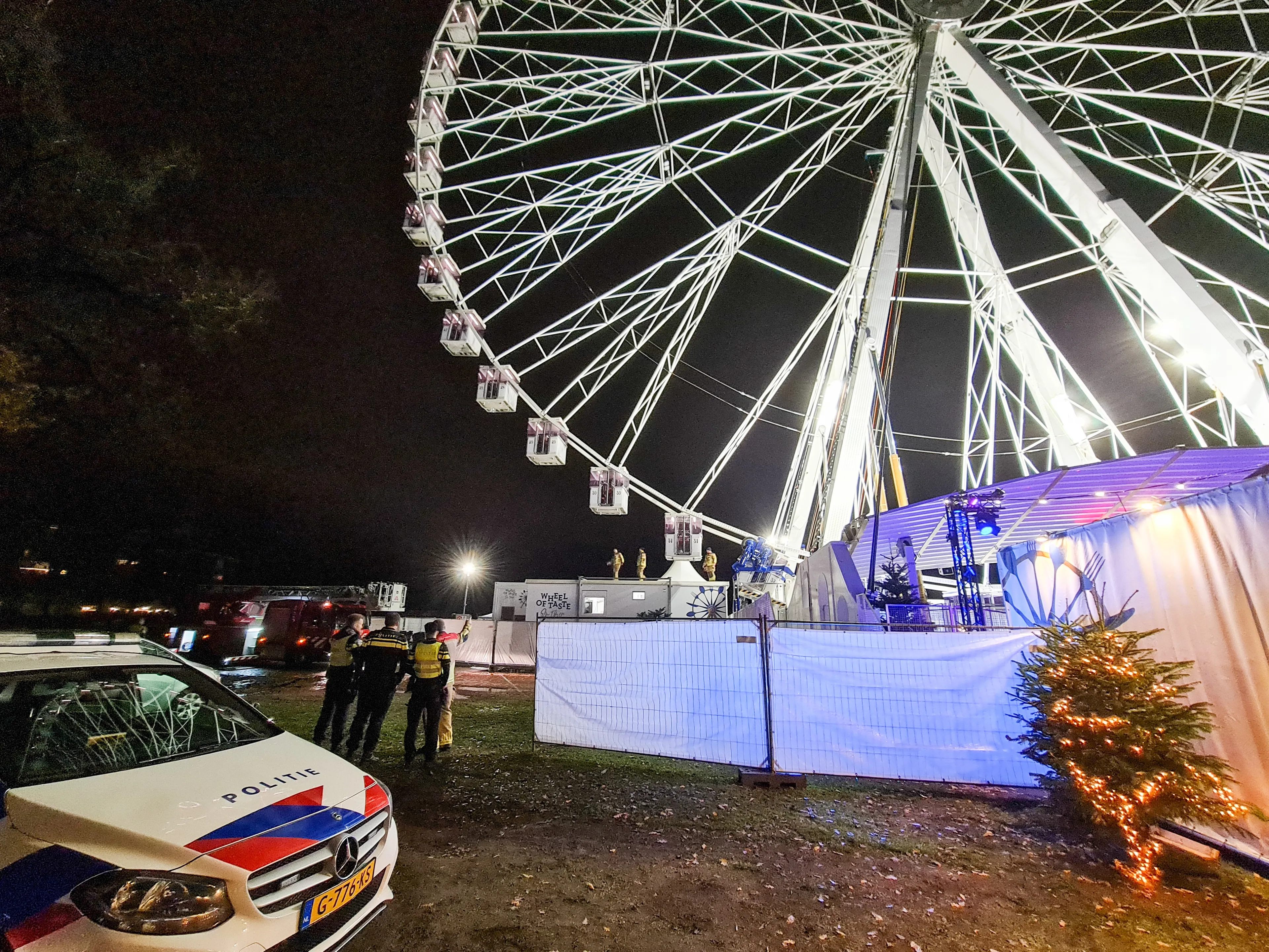 Reuzenrad stilgevallen in Enschede, bezoekers urenlang vast op grote hoogte