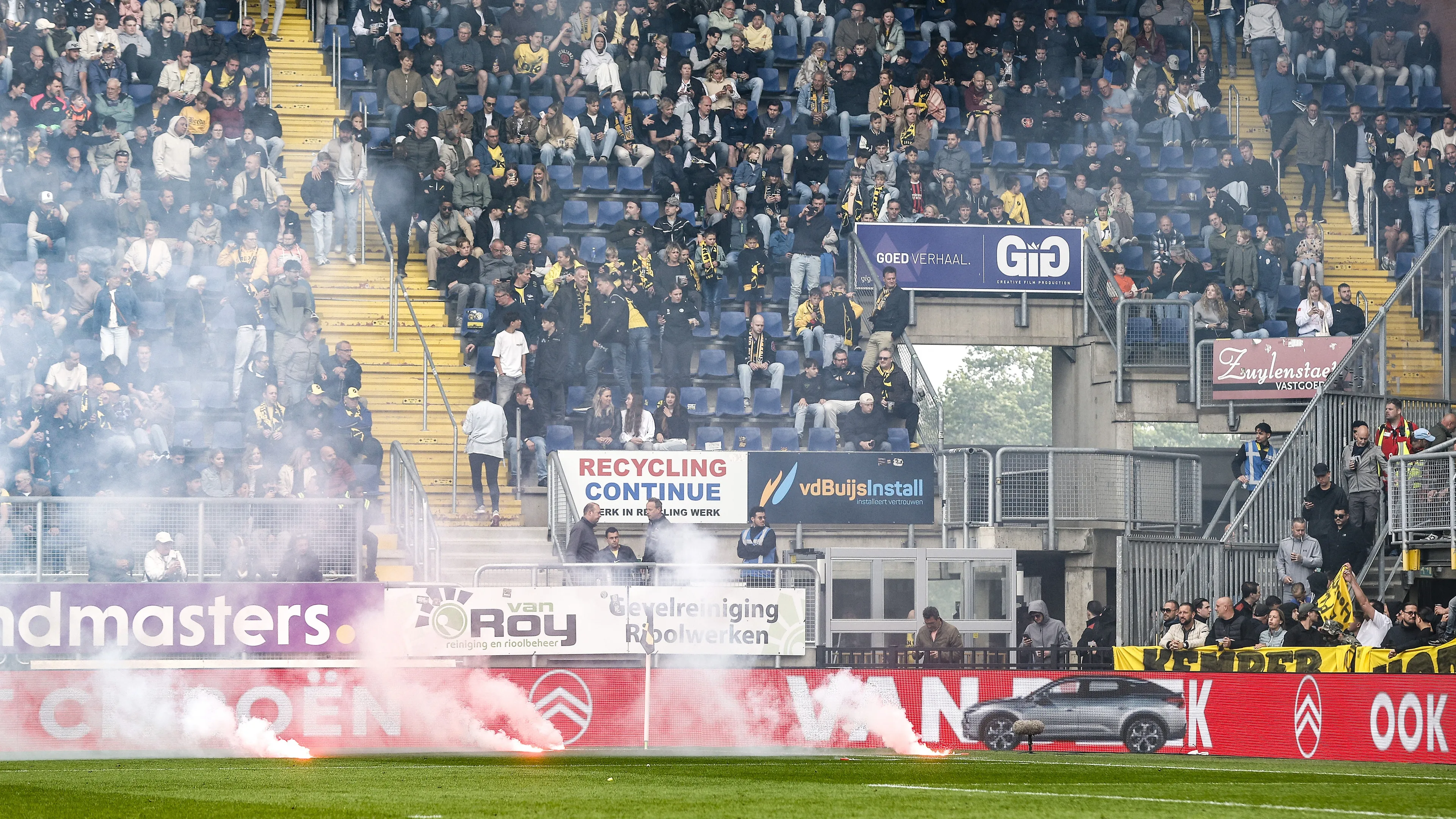 Duel NAC Breda - sc Heerenveen stilgelegd door vuurwerk op veld