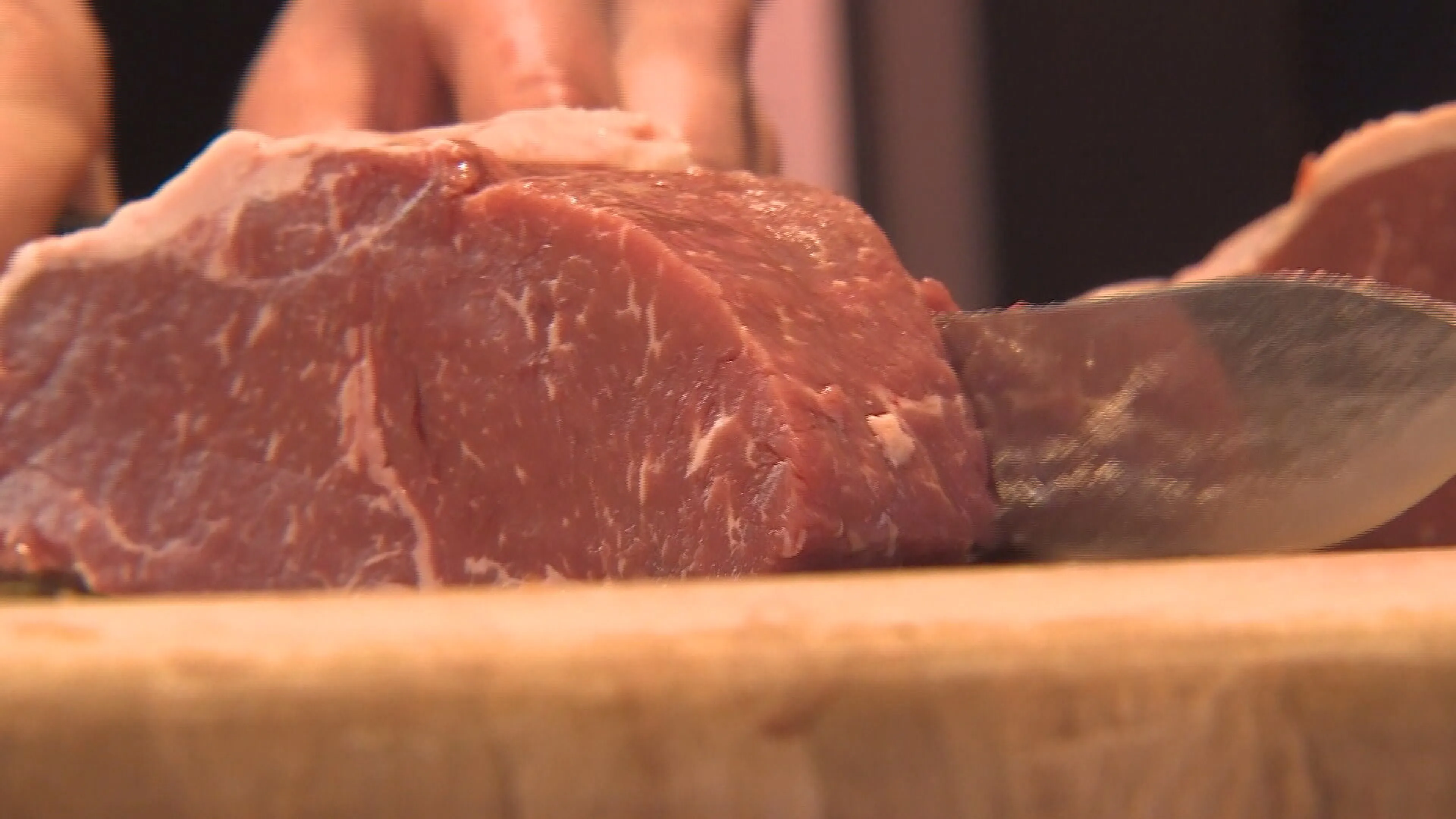 Wetenschappers roepen op om vleesprijs te verhogen, boeren zijn tegen: 'Stop eerder met exporteren'