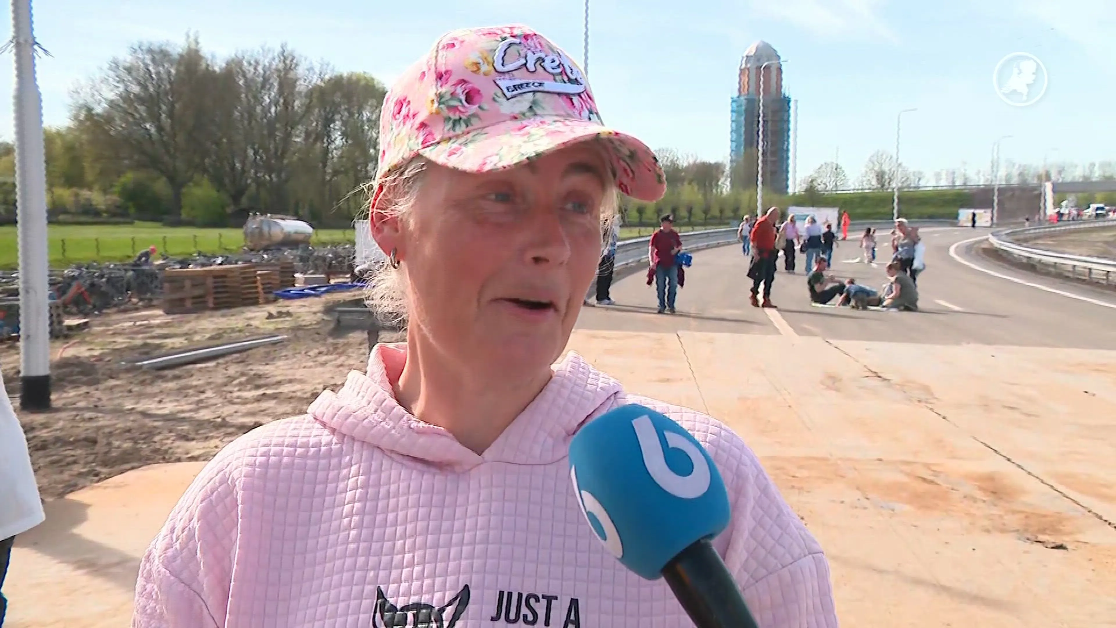 Unieke kans: honderden mensen picknicken op nieuw stukje snelweg