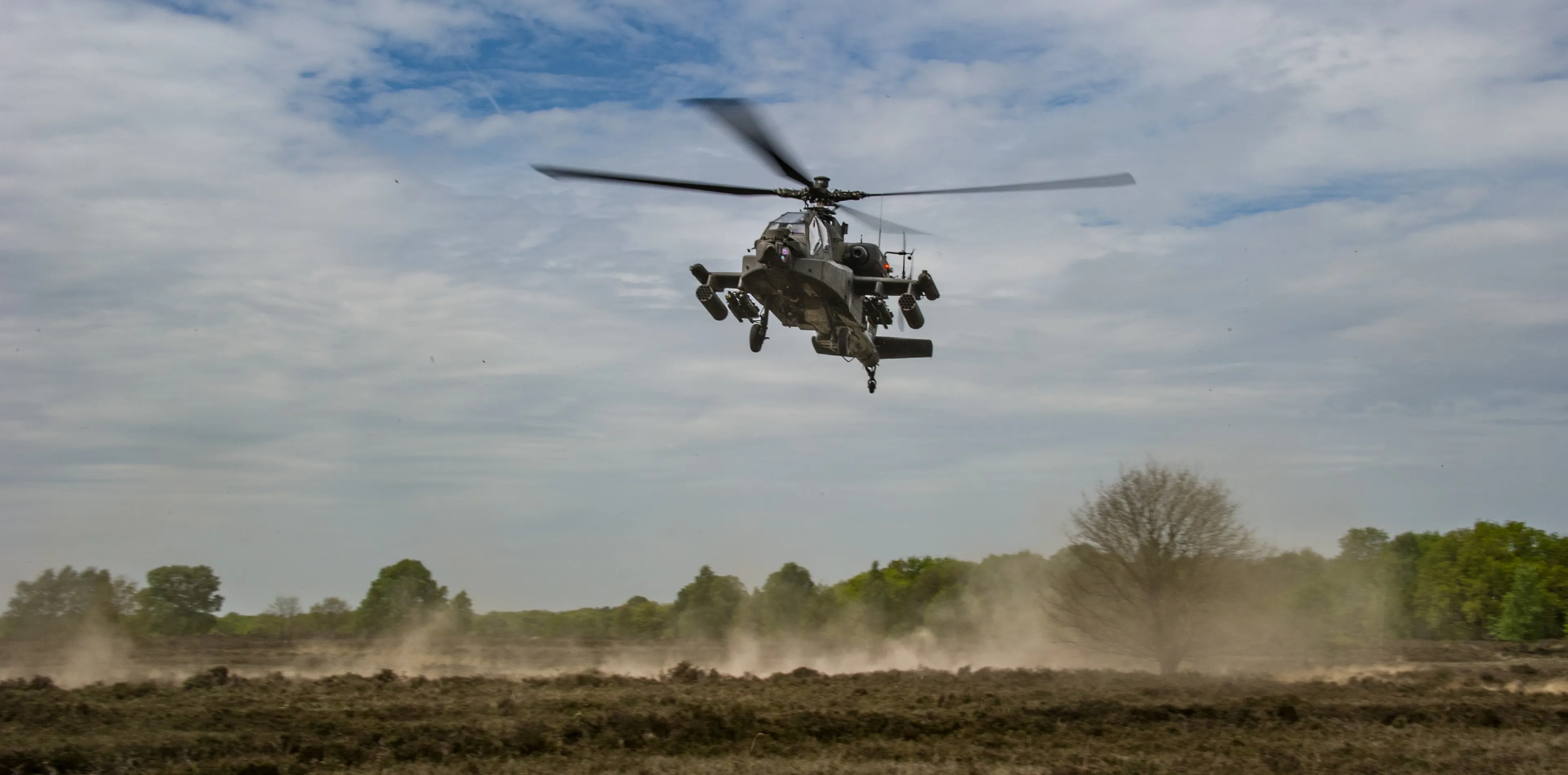 Man die met wapen op laag overvliegende Apache schoot wordt vervolgd
