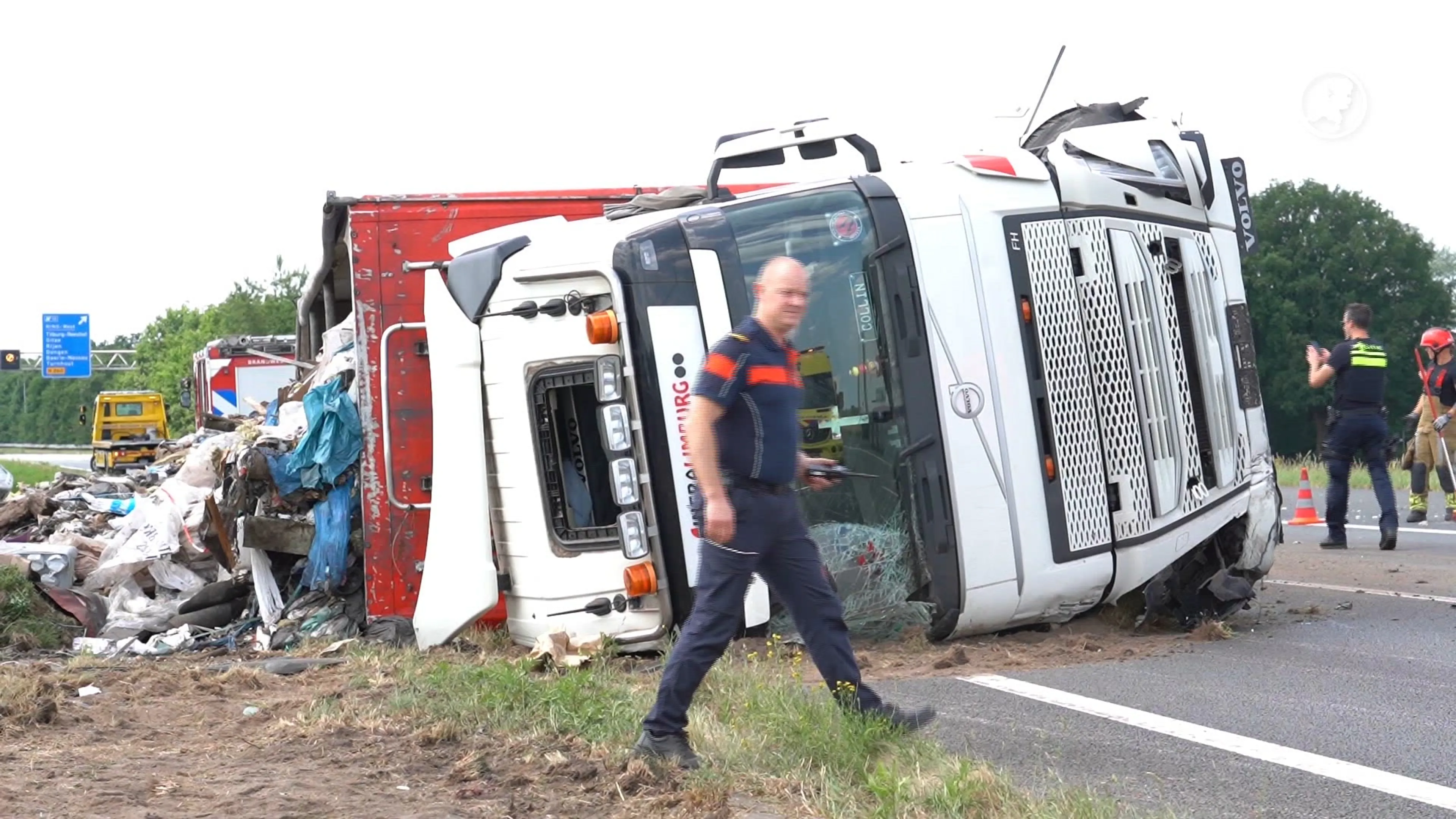 Vrachtwagen met afval gekanteld op A58 bij Gilze, weg richting Breda afgesloten