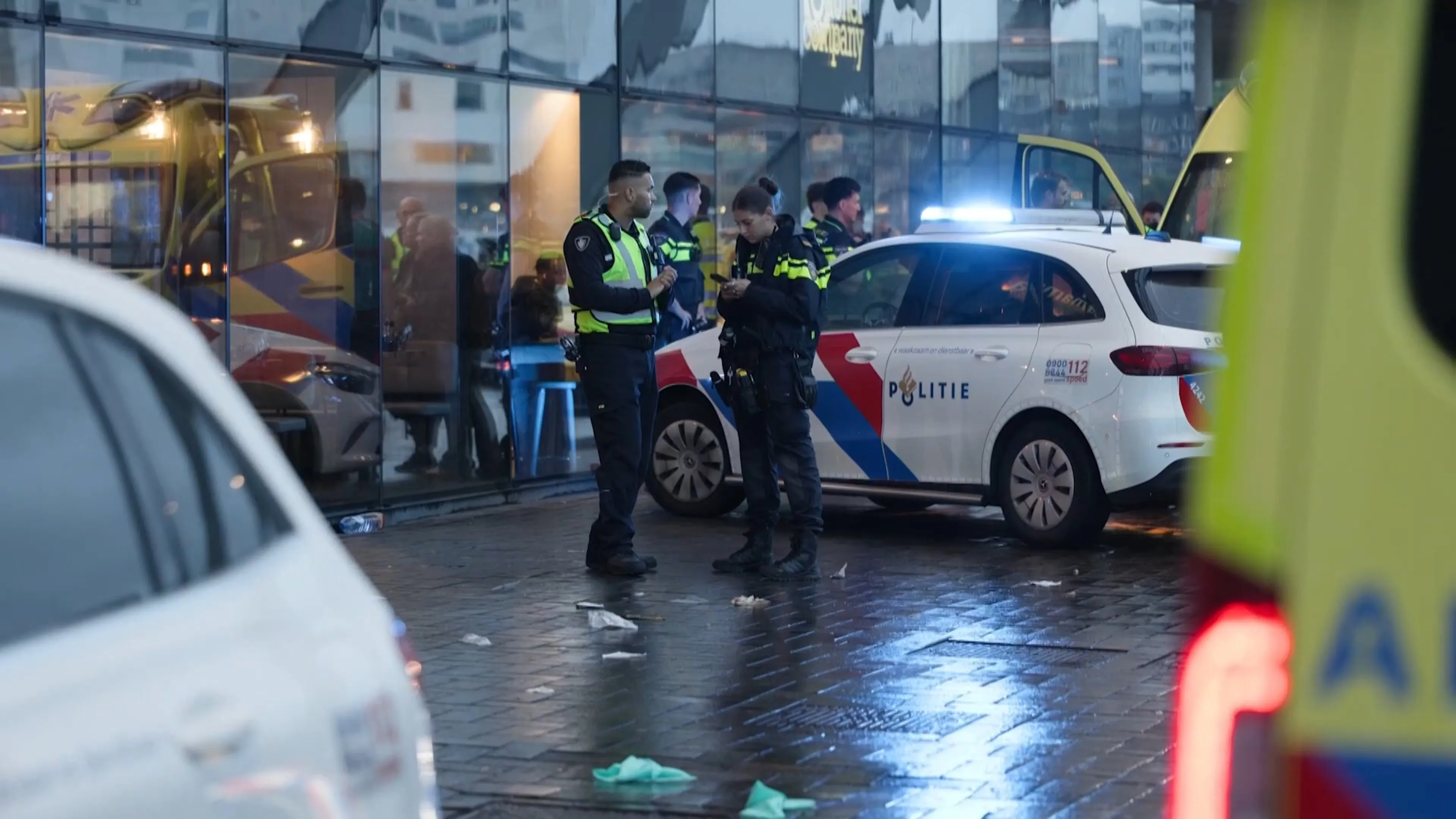 Drie mensen neergestoken bij station Amsterdam Centraal