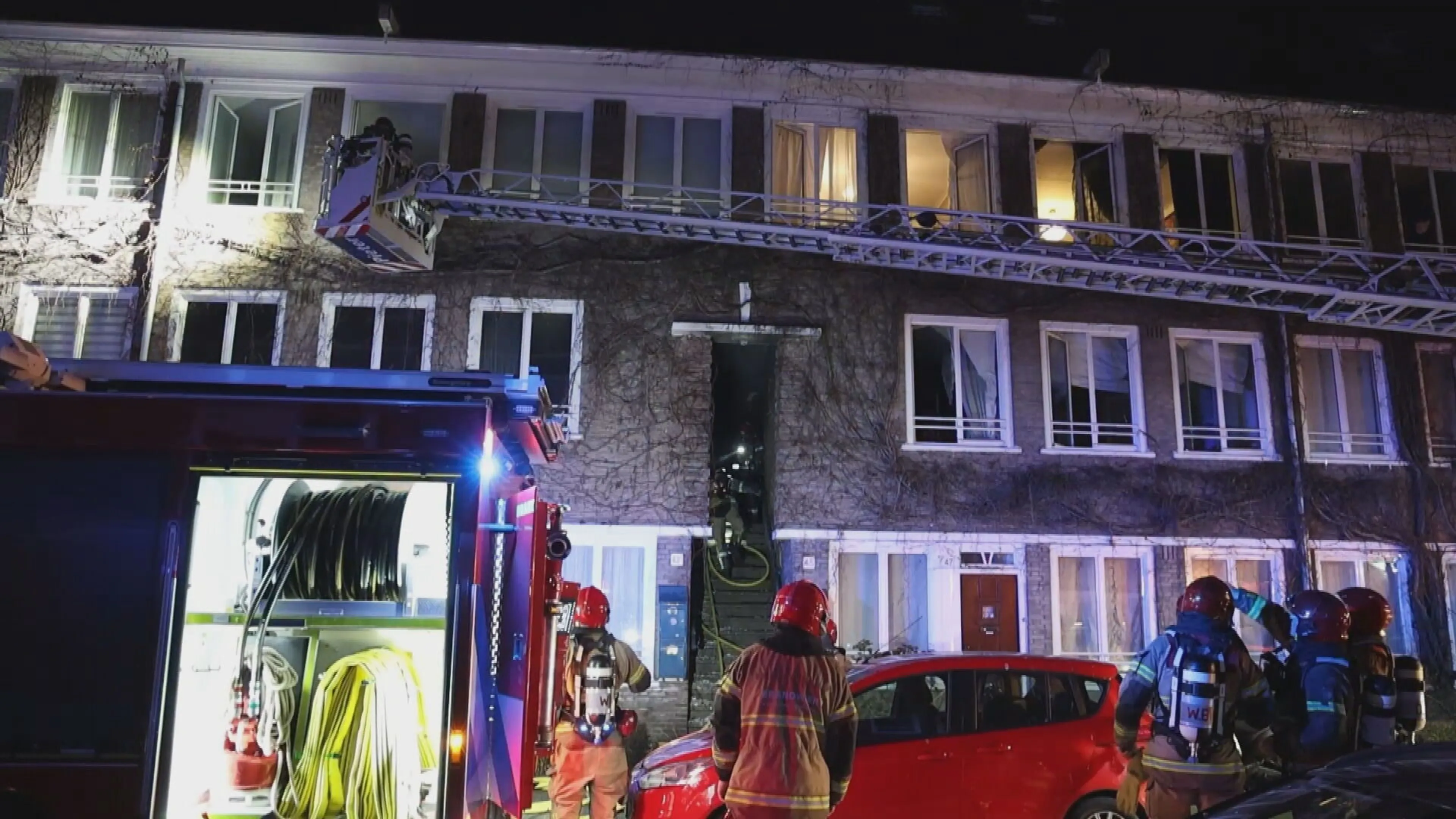 Woning brandt volledig uit in Amsterdam, zeven mensen naar ziekenhuis