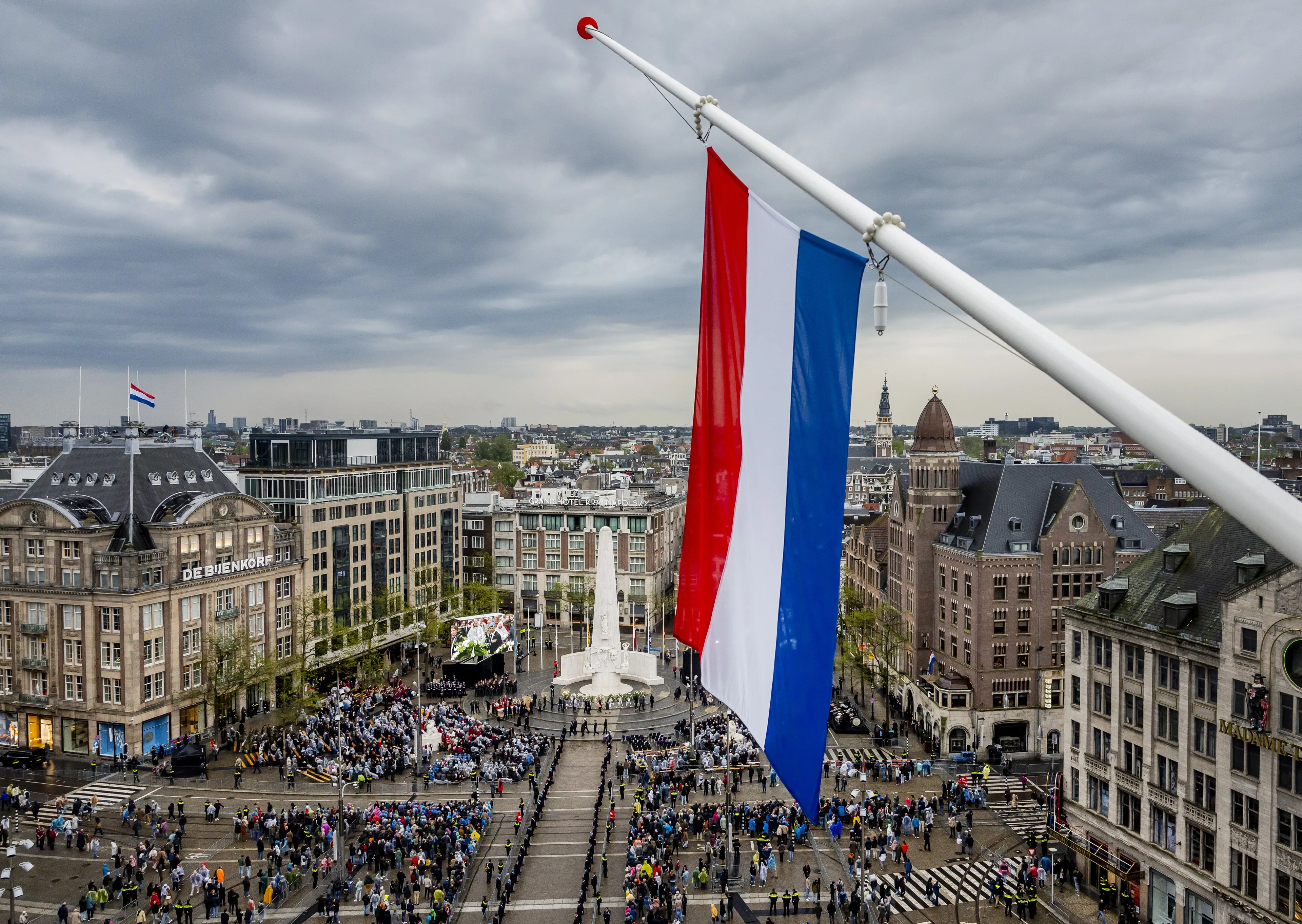 Code geel en kans op pittige buien: dit wordt het weer tijdens dodenherdenking