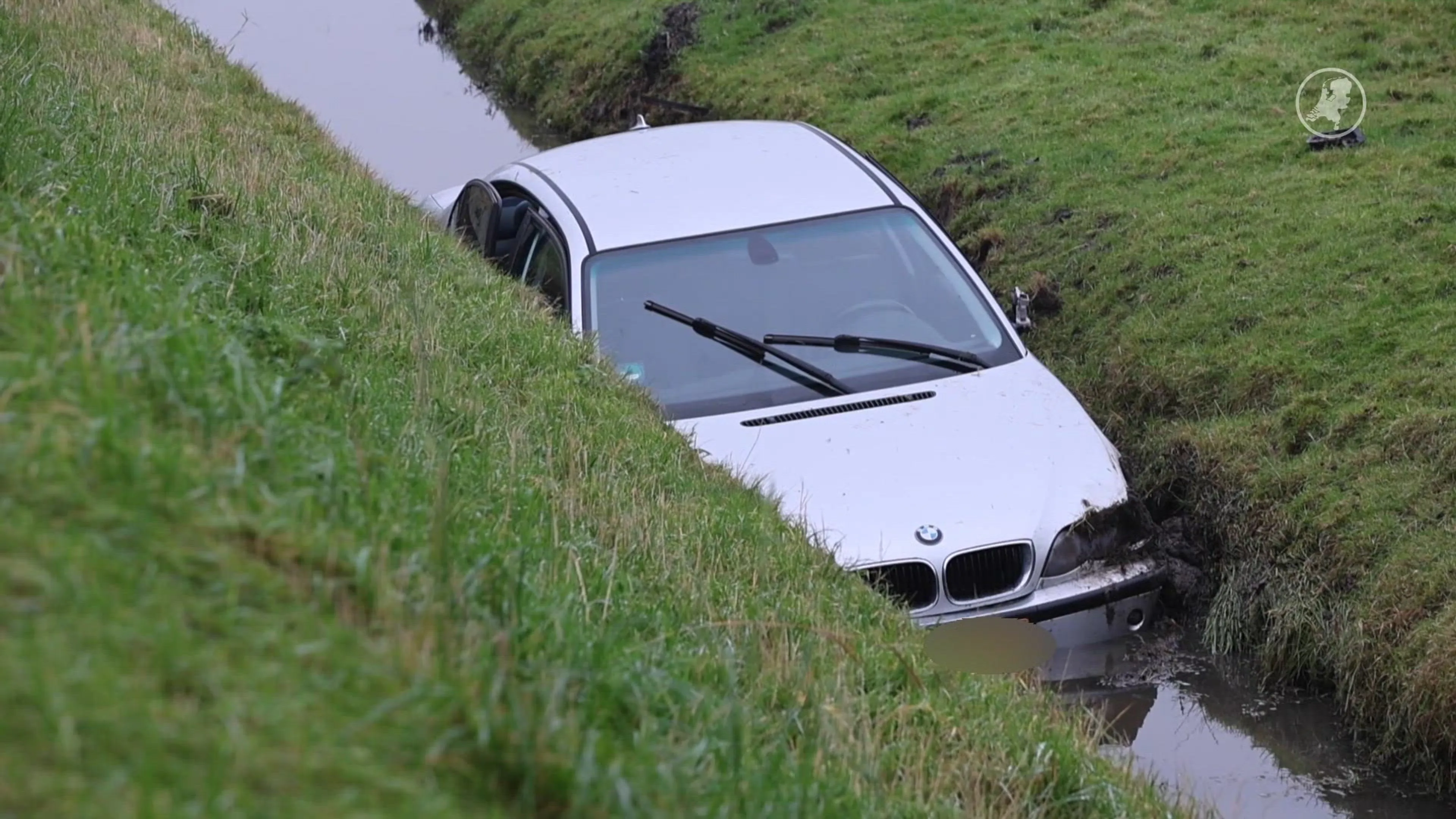 Auto belandt in sloot bij Schipluiden, bestuurder had geen rijbewijs