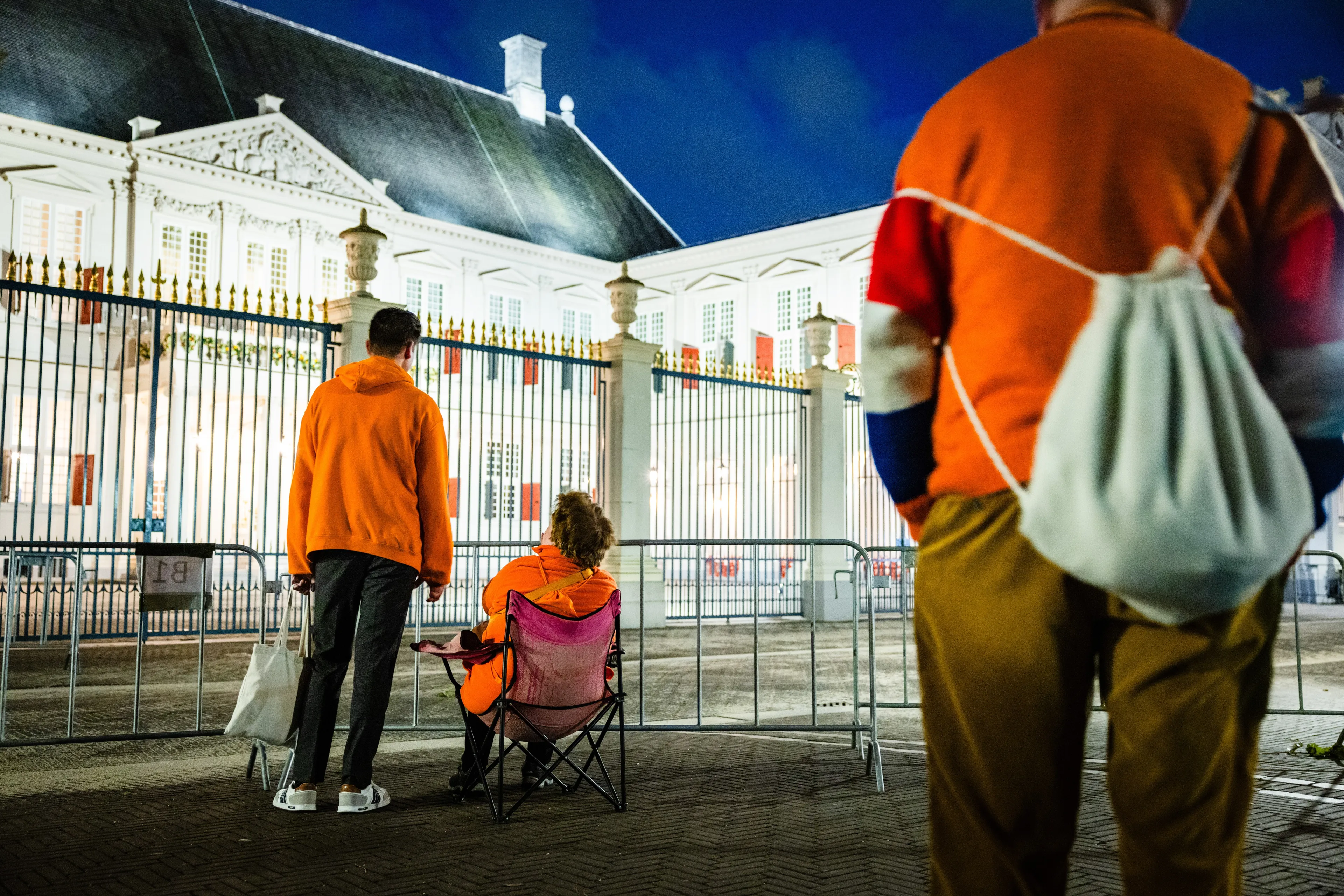Eerste Oranjefans melden zich in alle vroegte bij Paleis Noordeinde