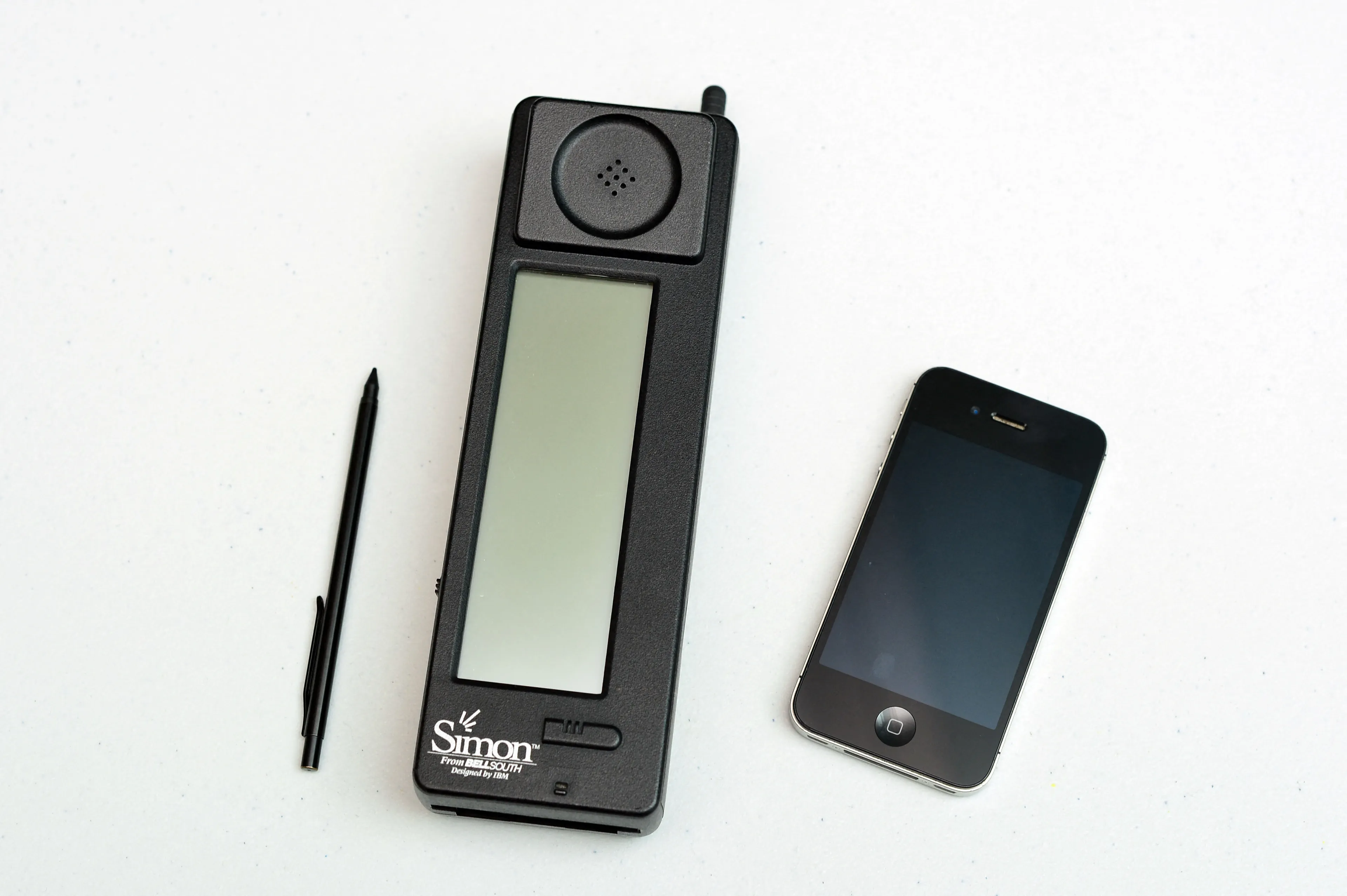 De smartphone bestaat 30 jaar: beste uitvinding ooit of een vloek voor de samenleving?