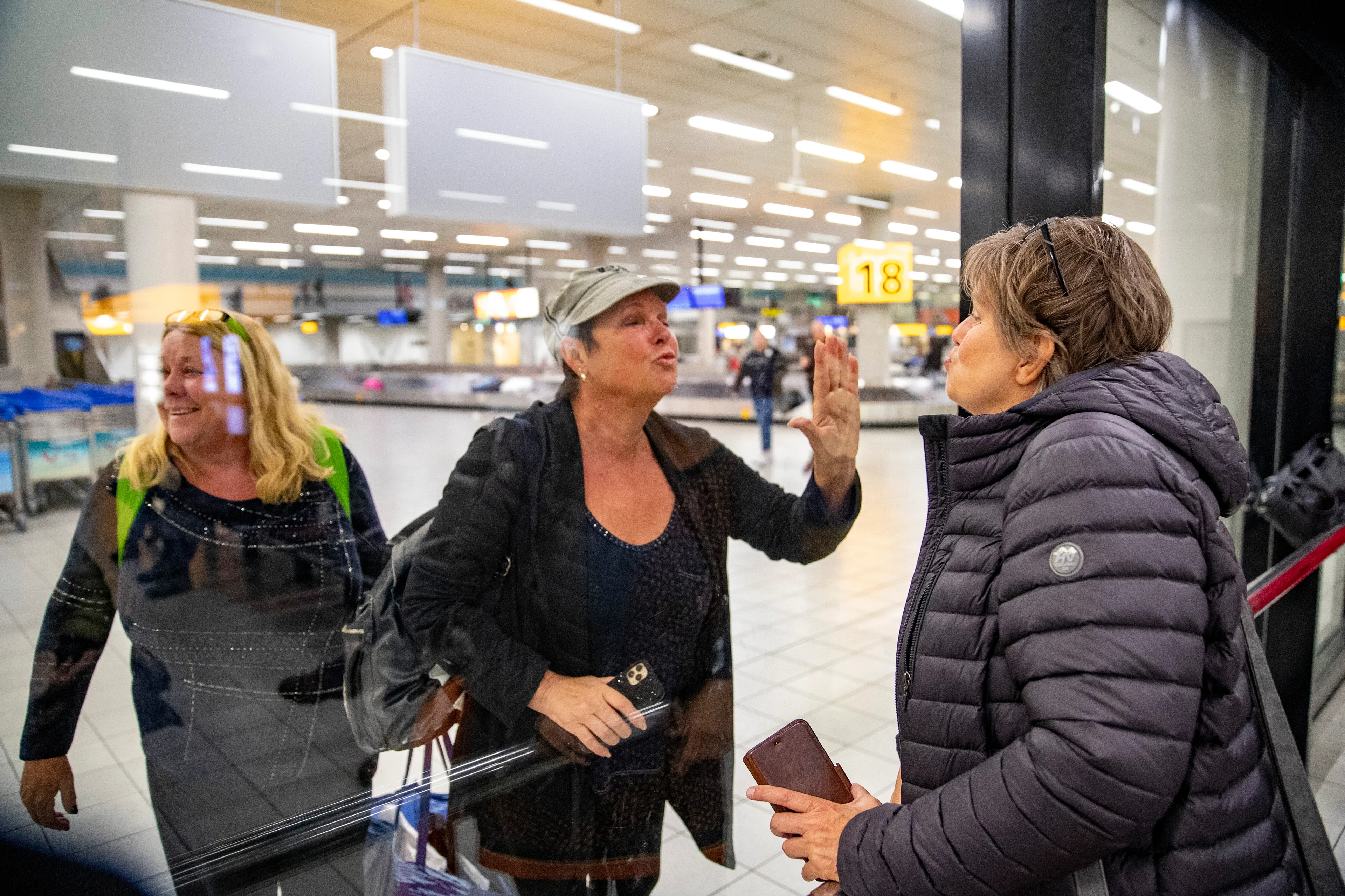 Vlucht met 39 Nederlanders van 'coronacruise' Westerdam geland op Schiphol