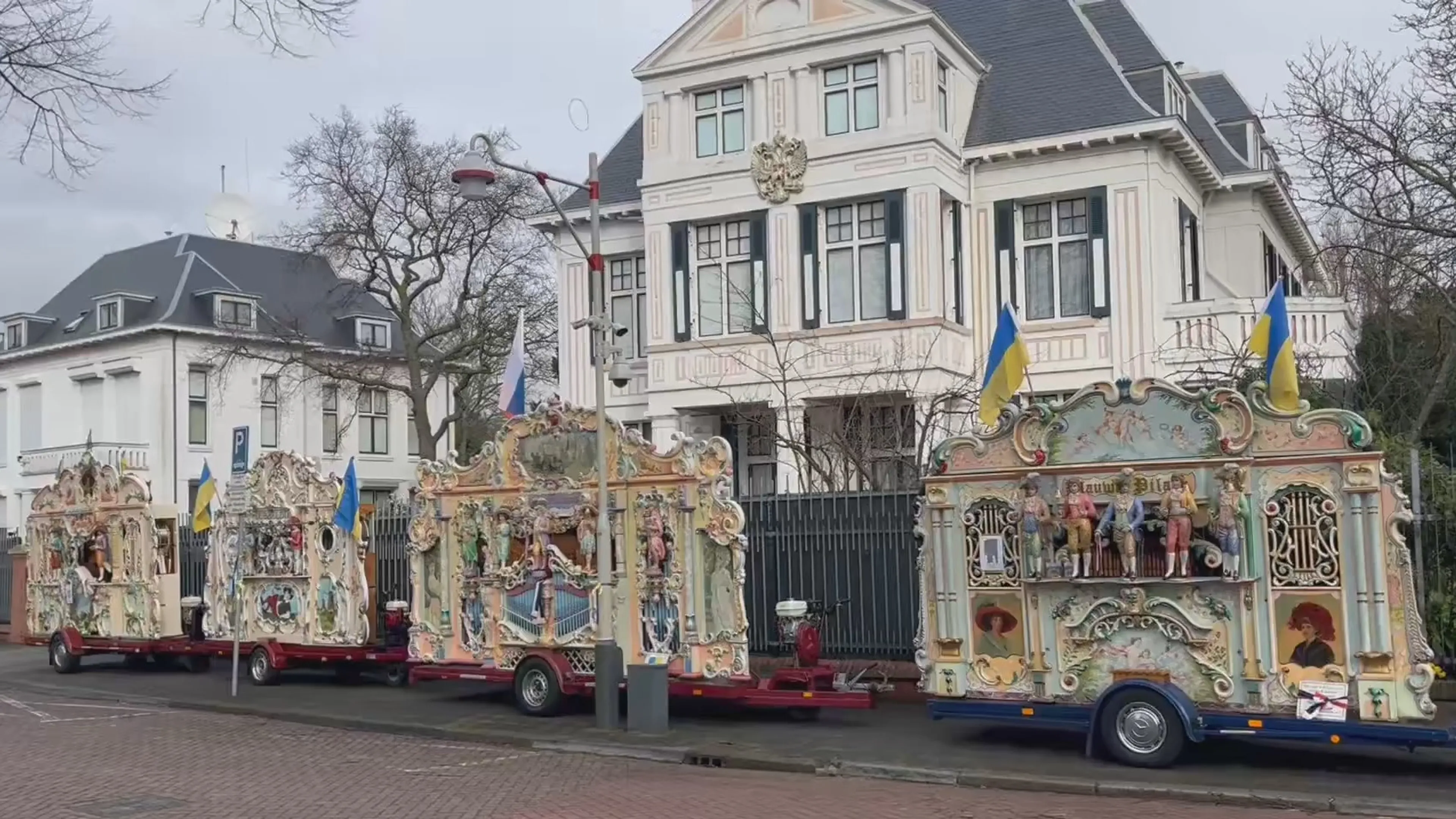 Orgelherrie bij Russische ambassade tegen vier jaar oorlog in Oekraïne