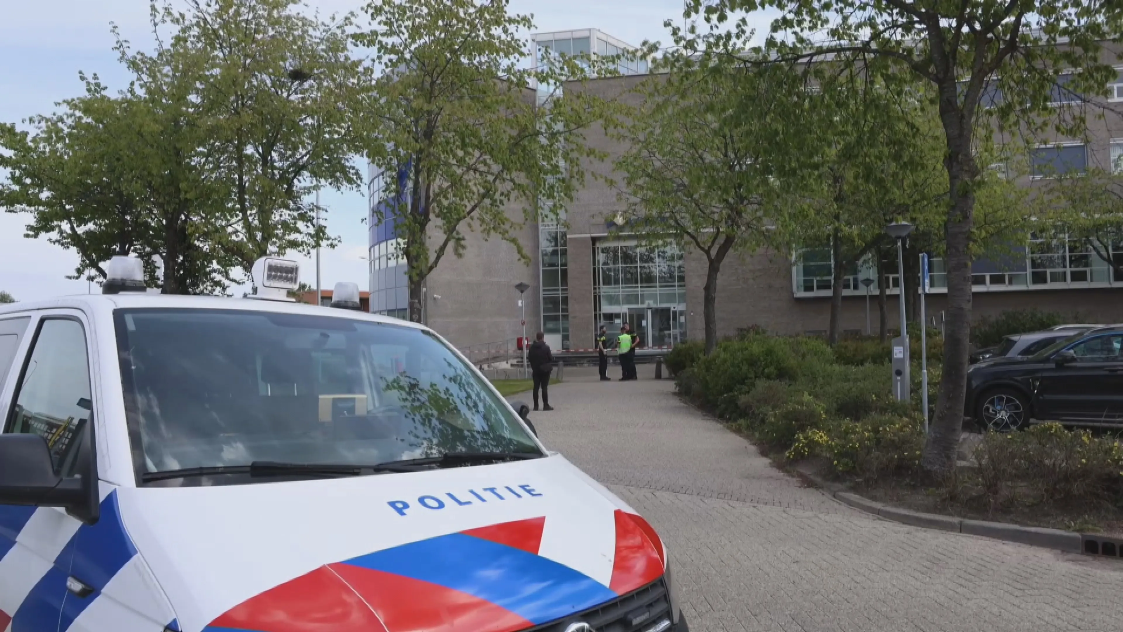 Mogelijk explosief afgegeven bij politie Lelystad, politiebureau ontruimd