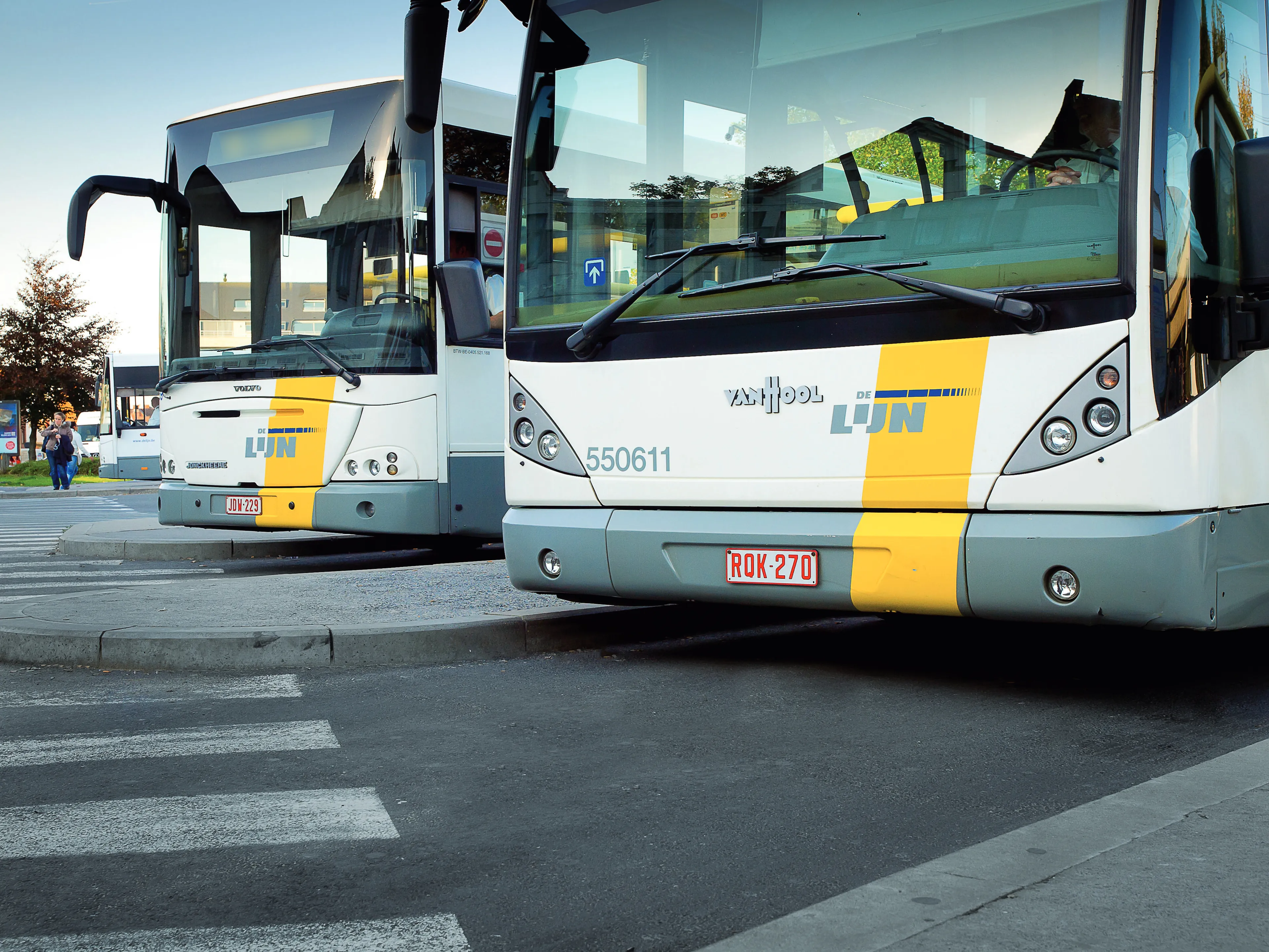 Man slaat met metalen staaf busruit kapot in Hulst, verscherpt toezicht op busstation