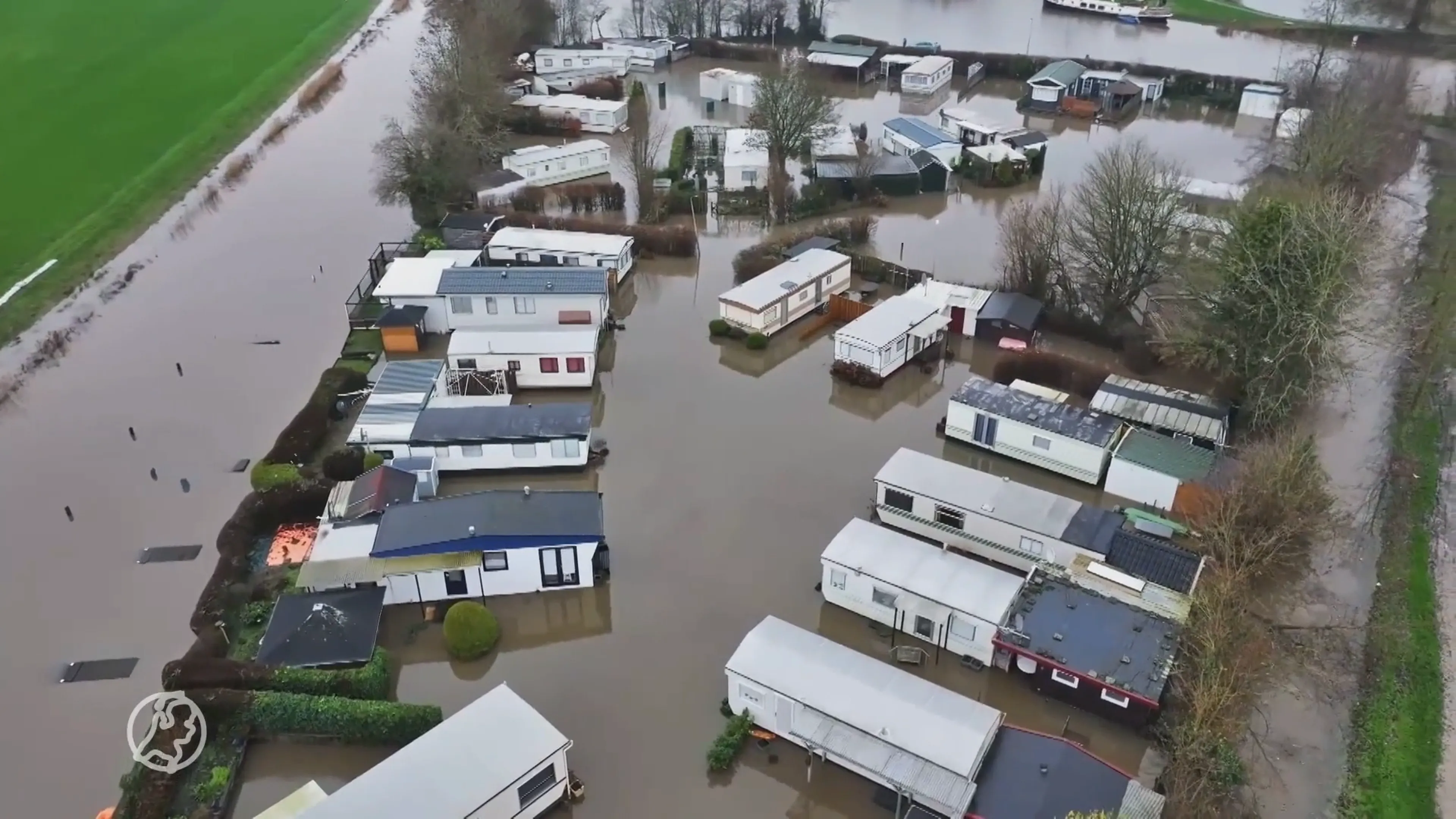 Gasten camping Blokzijl getroffen door hoog water: 'Dit doet mij veel'