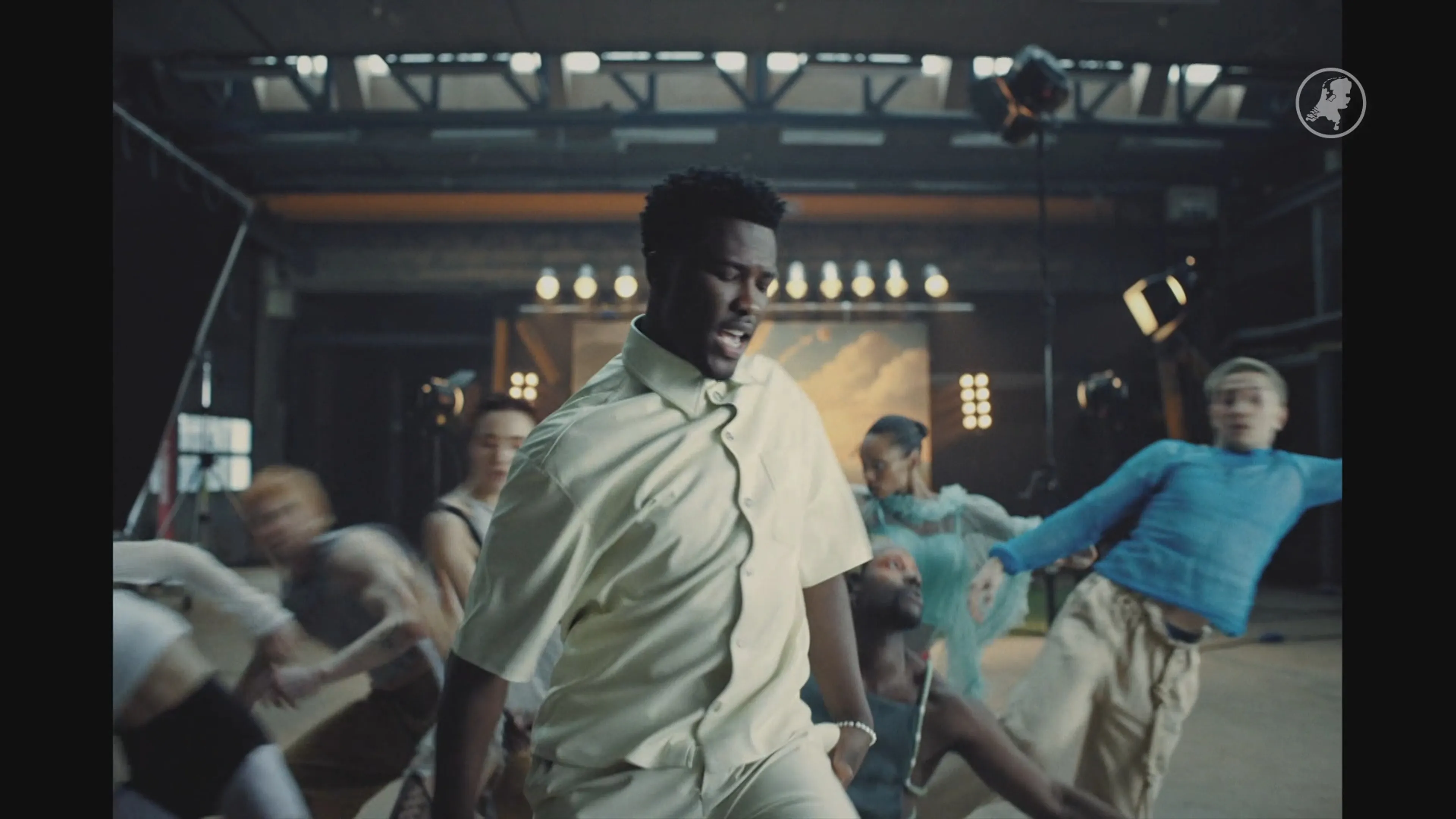 Bekijk hier de videoclip van Claude bij 'C'est la Vie'