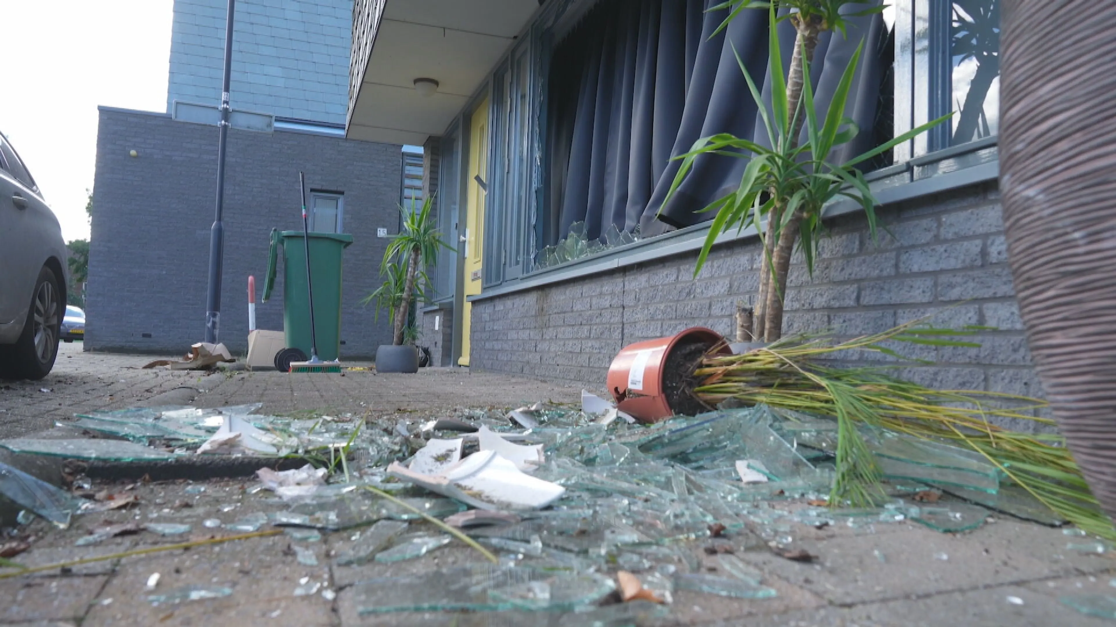 Vuurwerkbom beschadigt auto's en woning in IJsselstein, bewoners waren thuis