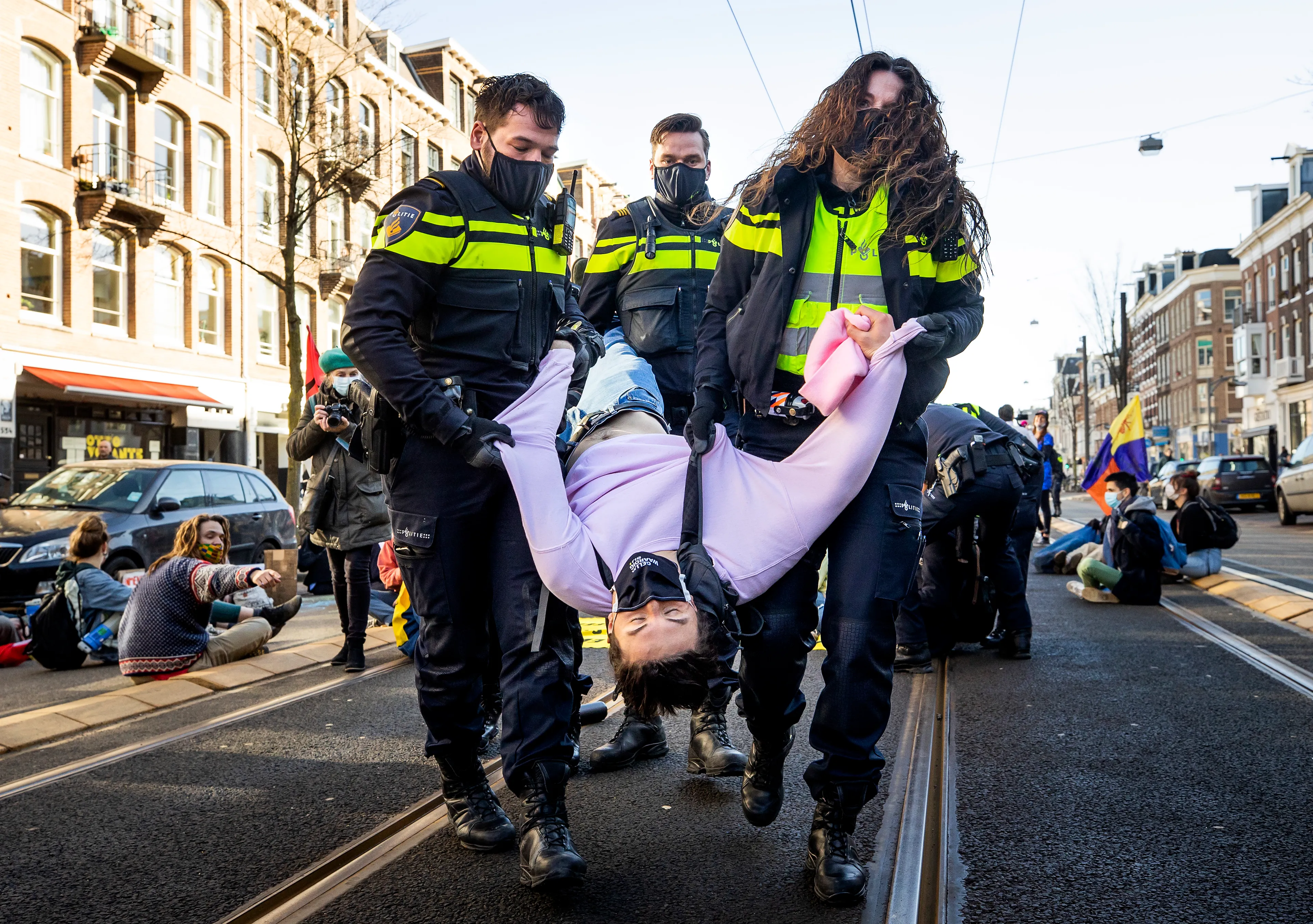 Tientallen mensen opgepakt bij blokkades van Extinction Rebellion in Utrecht