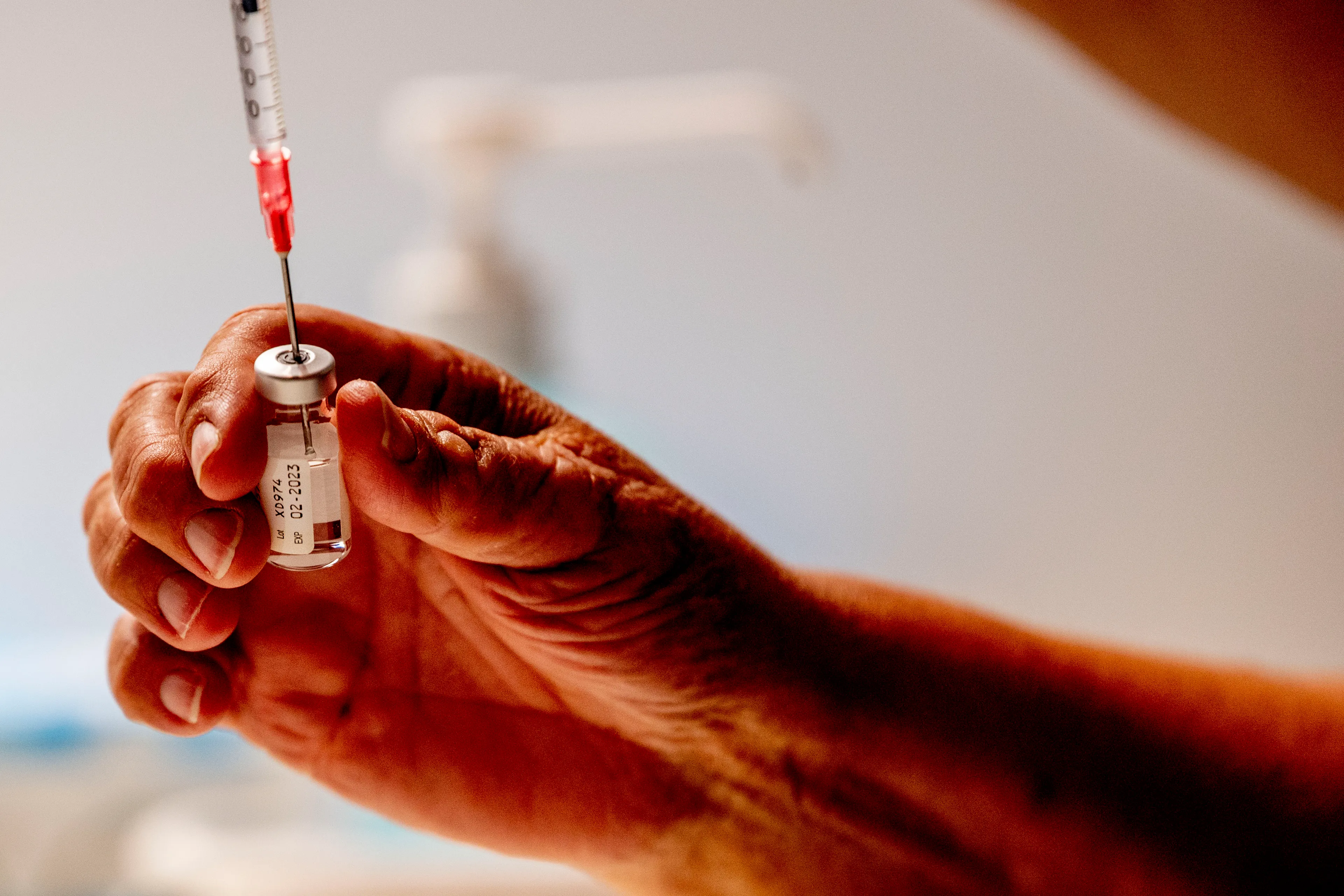 'Oorzaak tientallen doden na coronavaccinatie onbekend'
