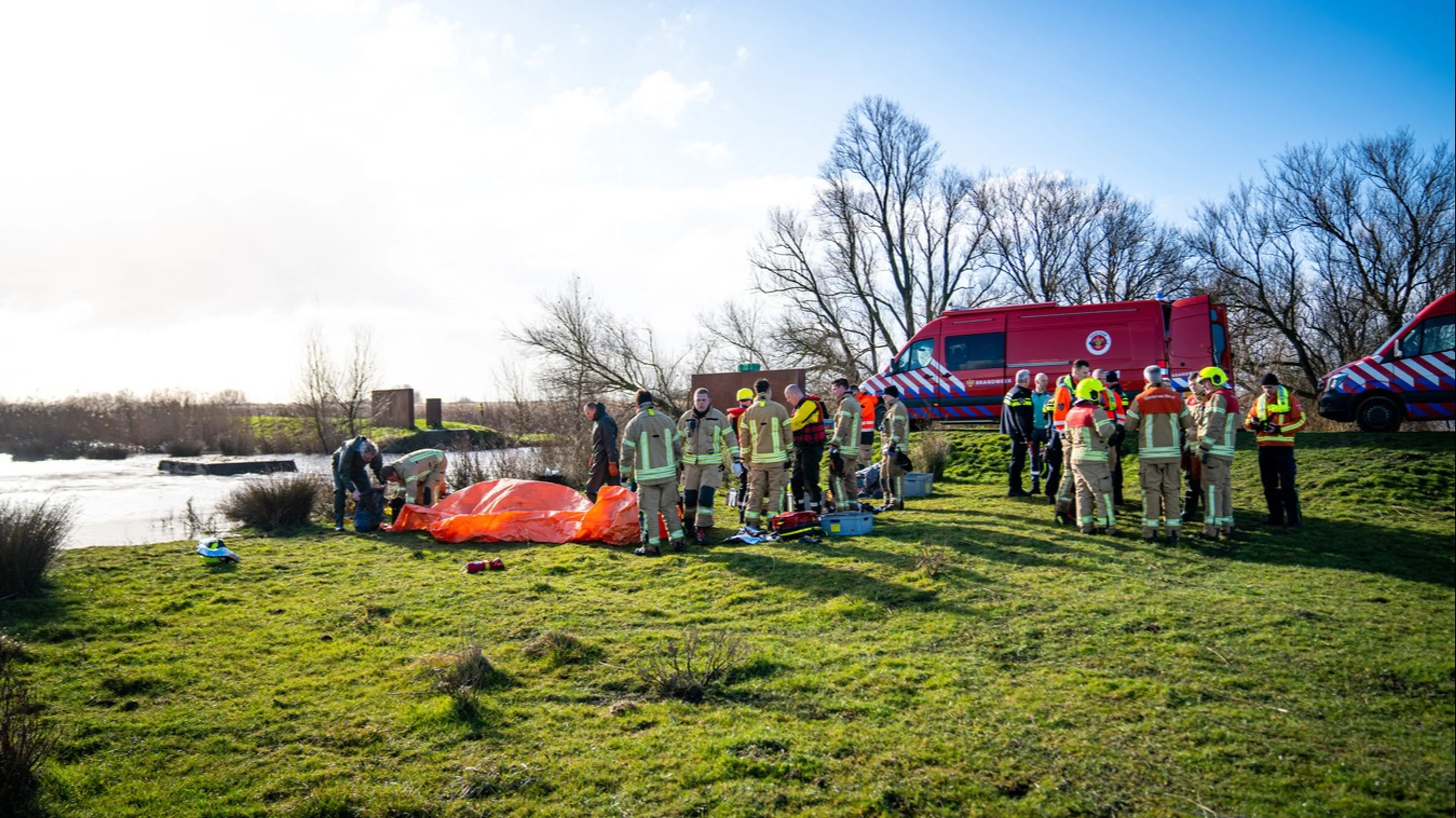 Vier mensen naar ziekenhuis na omslaan wandelaarspont Zuidland