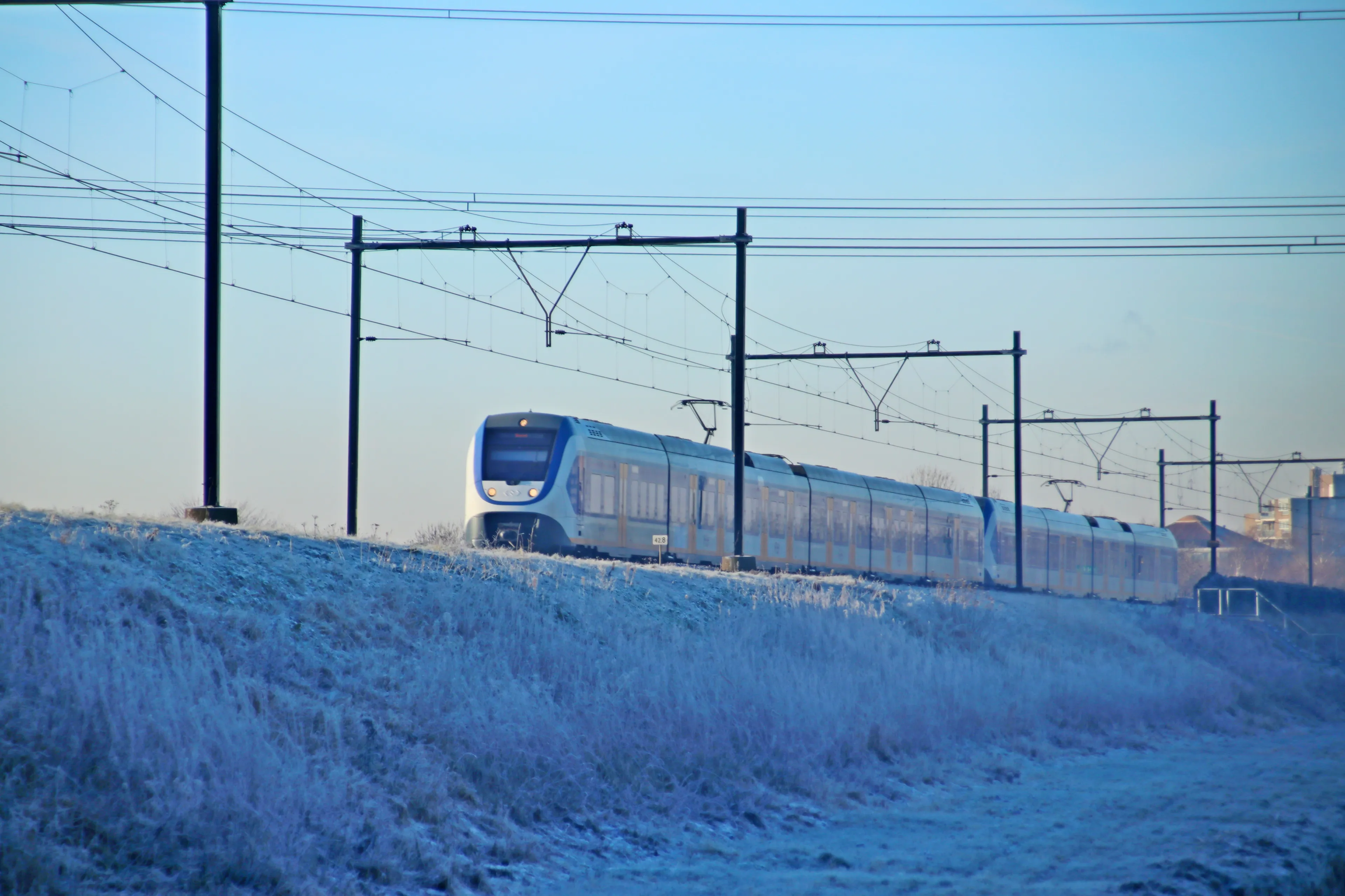 Winters weer zorgt voor problemen op het spoor: minder treinen en storingen