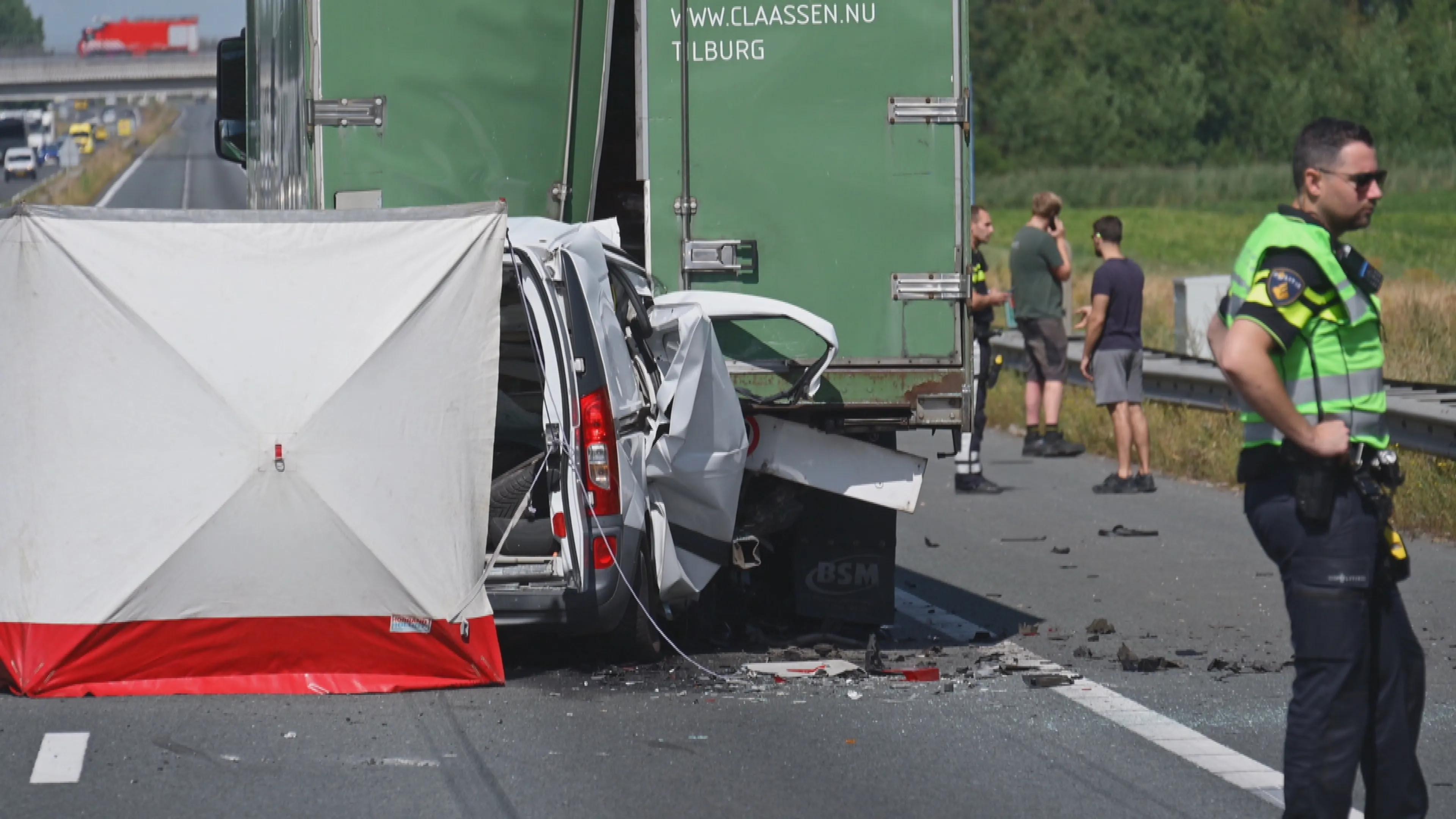 Zwaargewonde bij ongeluk op A17 richting Dordrecht: weg urenlang dicht