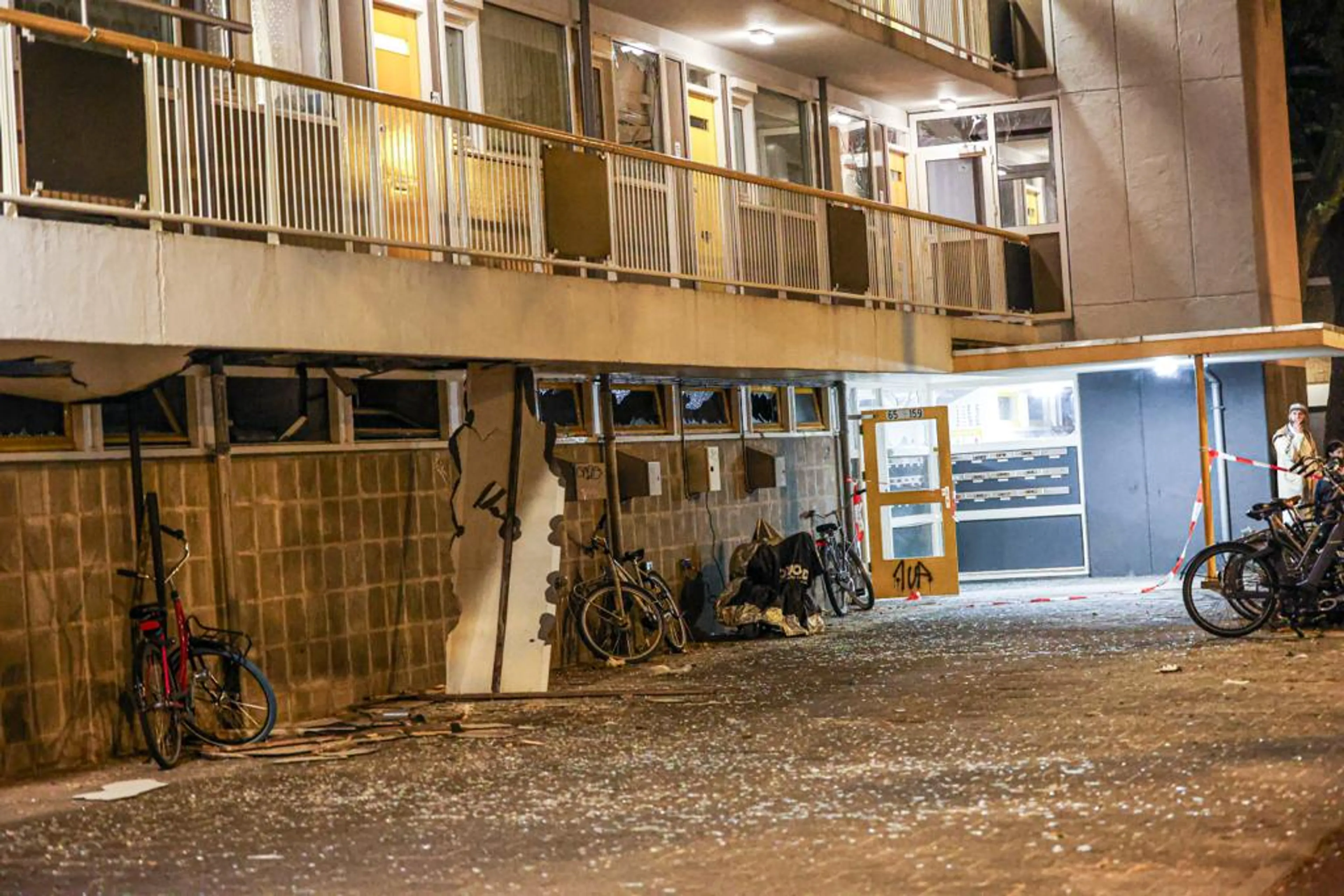 Flinke explosie bij flatgebouw in Amsterdam: ramen gesprongen en schade in portiek