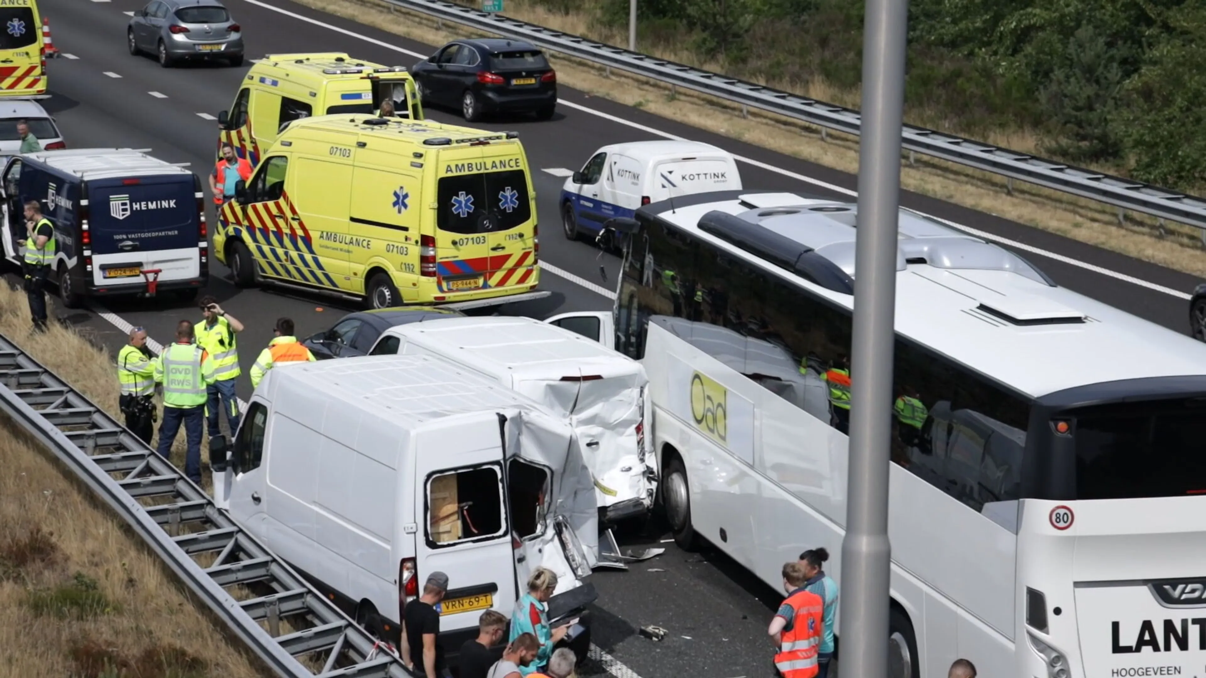 Groot ongeluk op A50 bij Arnhem: touringcar zou op file zijn gebotst