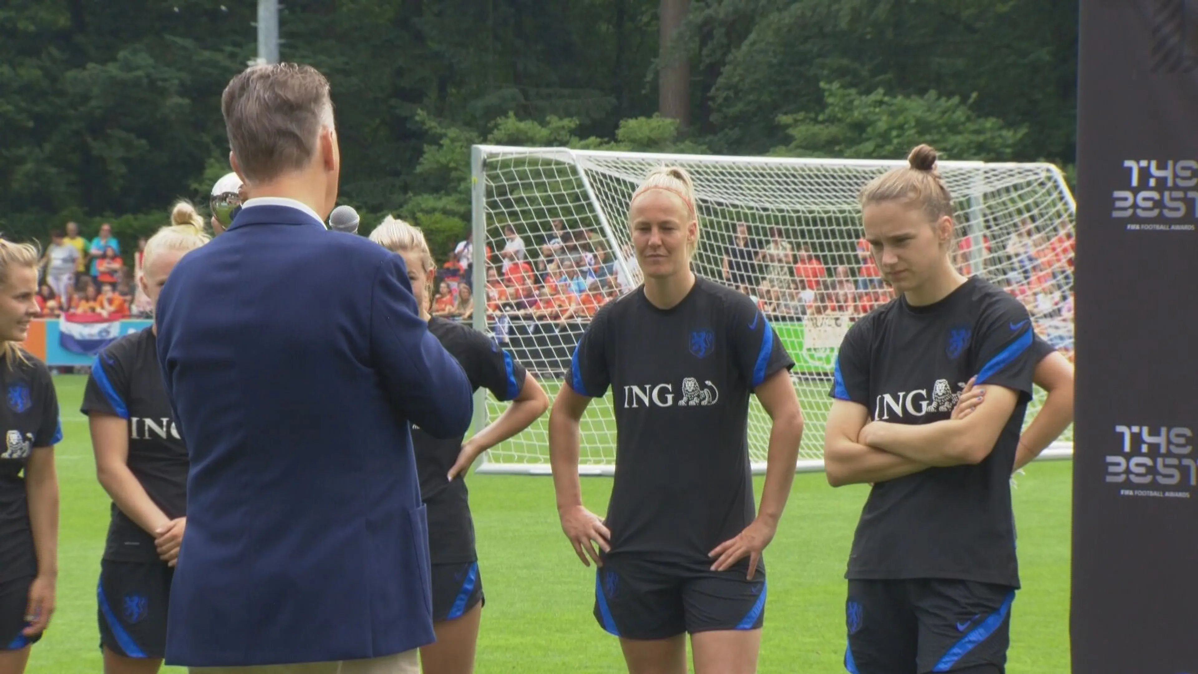 Speech Louis van Gaal voor Oranjevrouwen gaat compleet mis: 'Oh sorry'