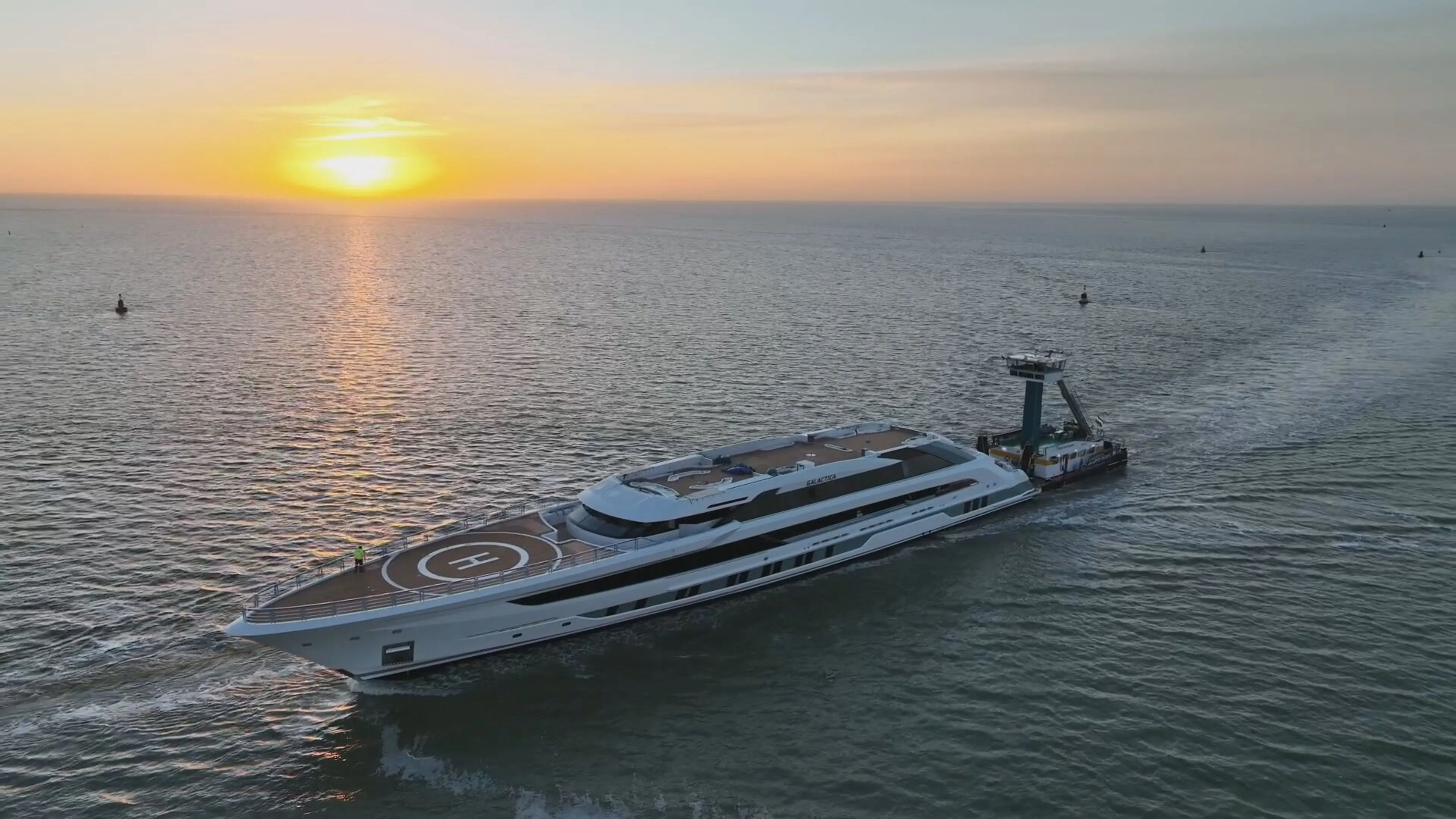 Superjacht Galactica is eindelijk aangekomen in Harlingen