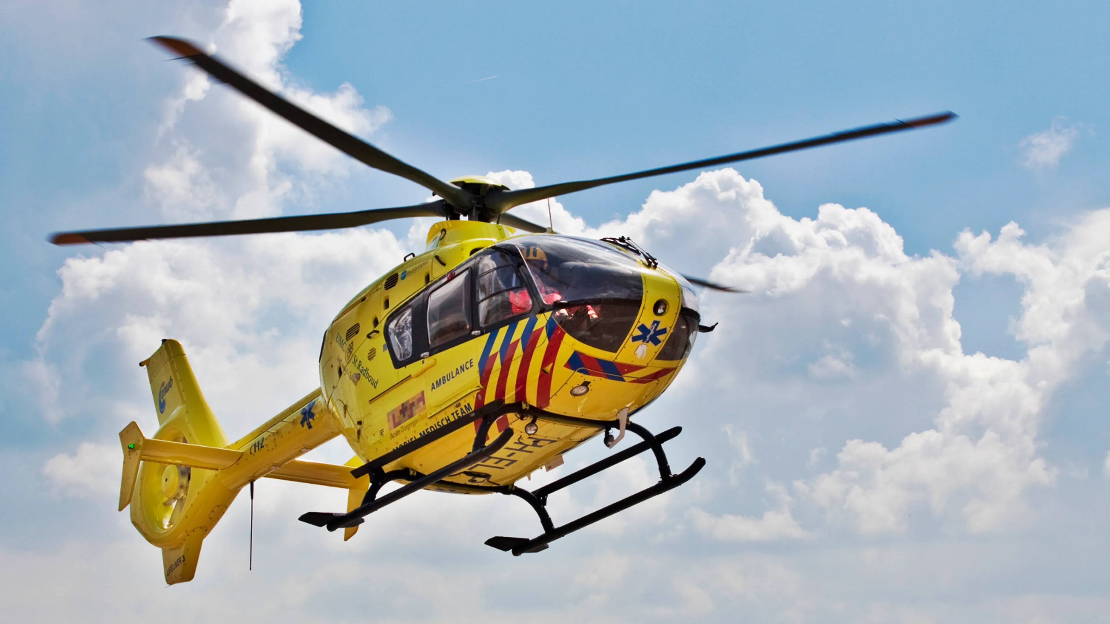 63-jarige man overleden na botsing tegen boom