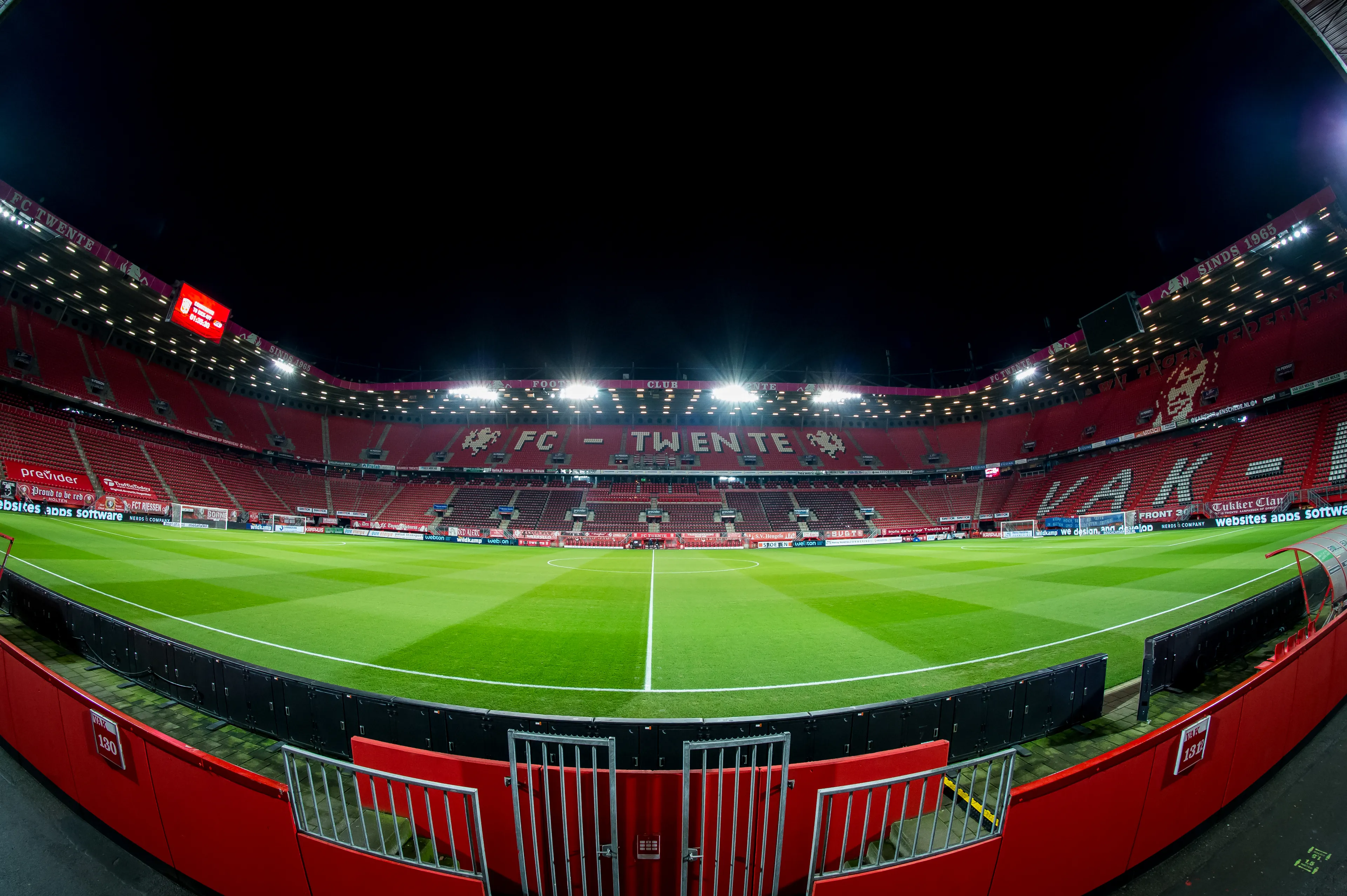 As van FC Twente-fans kan binnenkort worden uitgestrooid op speciaal 'voetbalveld'