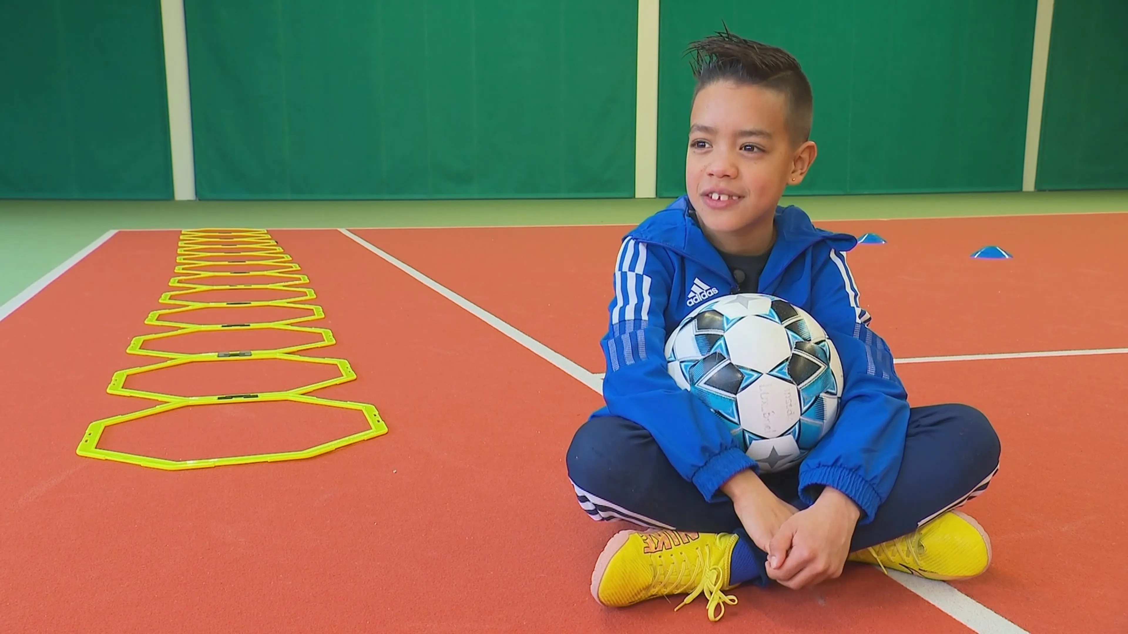 Voetbalwonder Lux (8) verbreekt record hooghouden en mag meetrainen bij Vitesse
