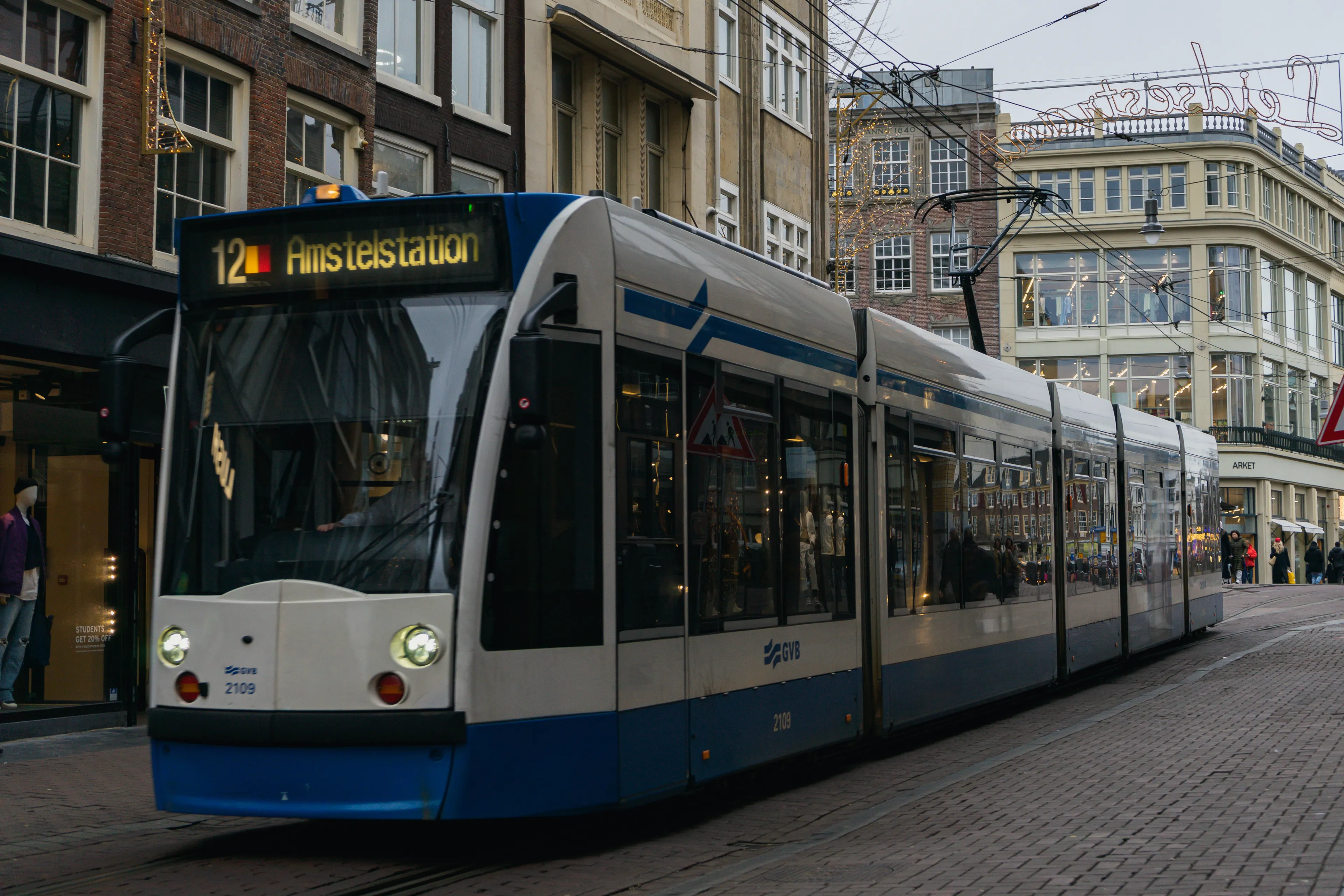 Persoon gereanimeerd in Amsterdam, mogelijk geraakt door tramkabel
