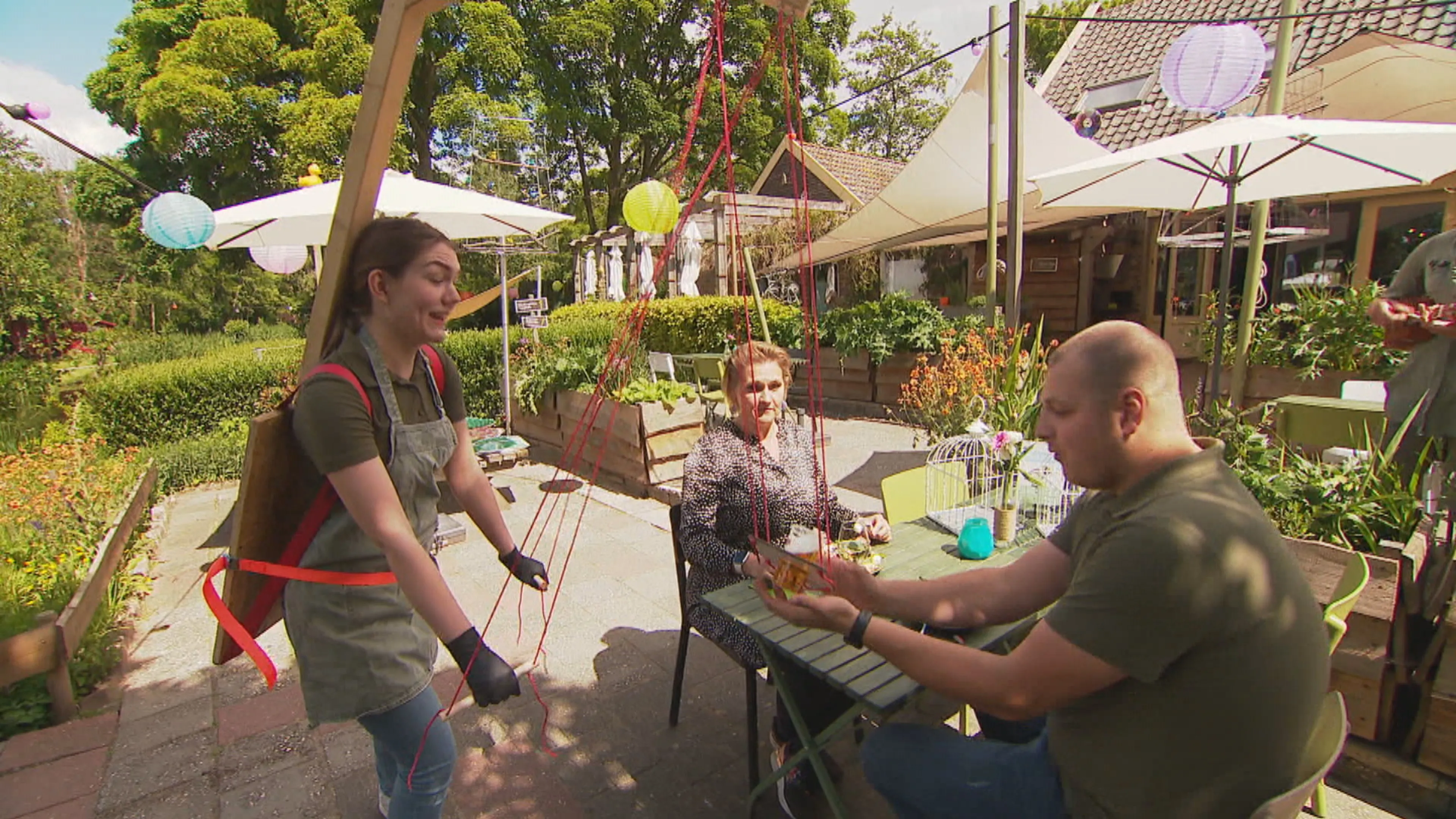 Bedienen voor gevorderden: biertje door de glijbaan en een bestuurbare stofzuiger