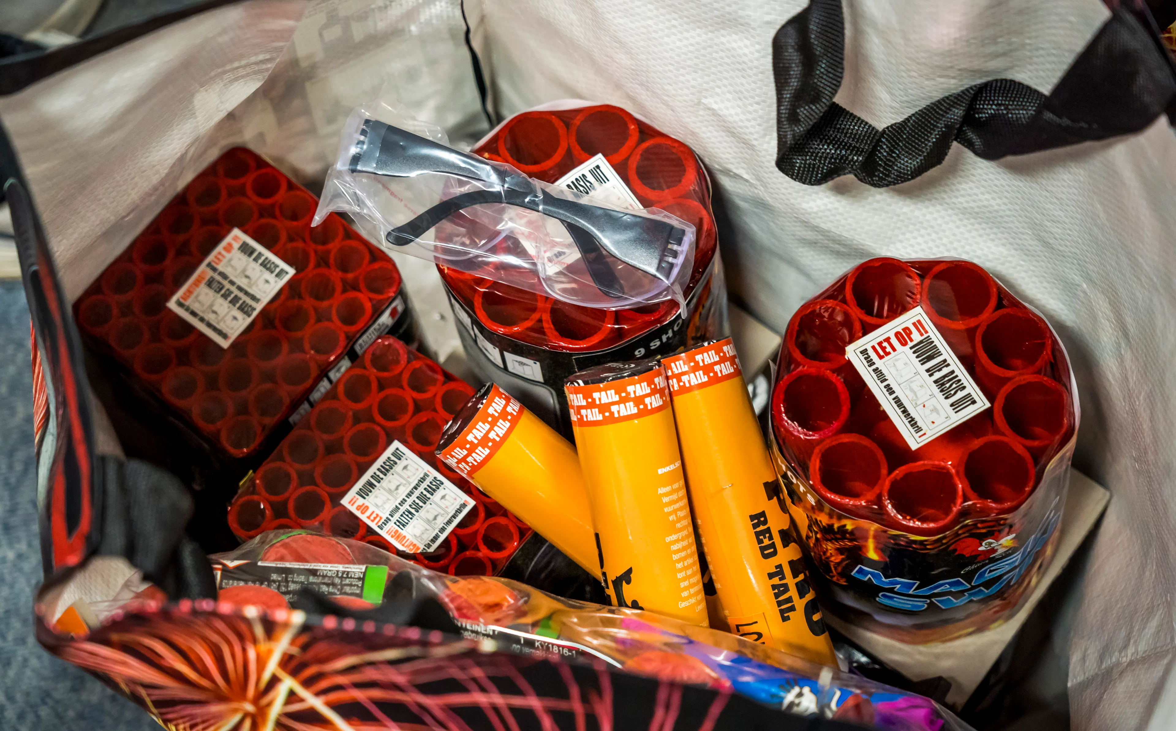 Vuurwerkbranche dreigt met rechtszaak na verbod: 10 miljoen aan knalvuurwerk blijft onverkocht
