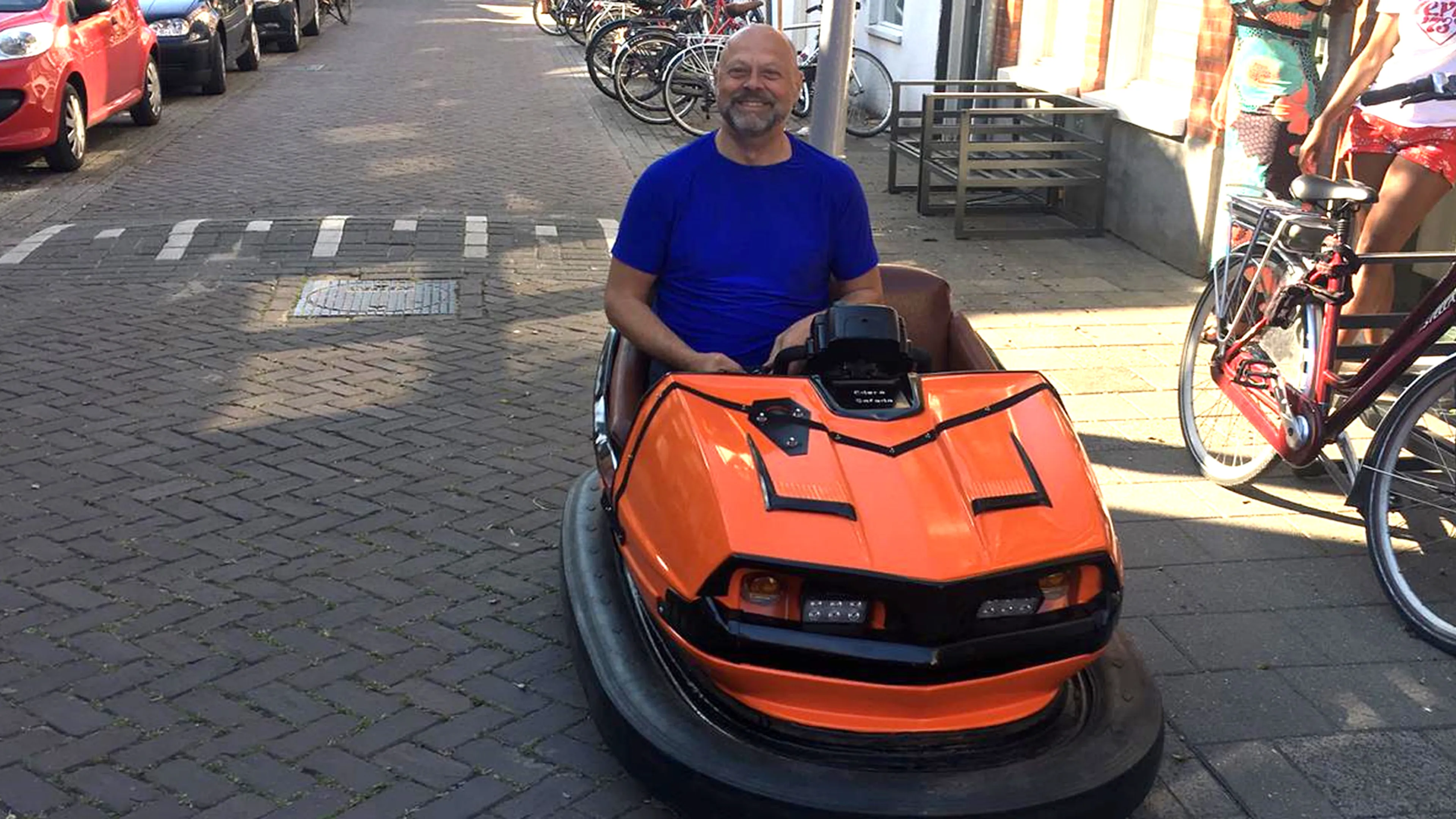 Henri scheurt met omgebouwde botsauto door de binnenstad van Groningen