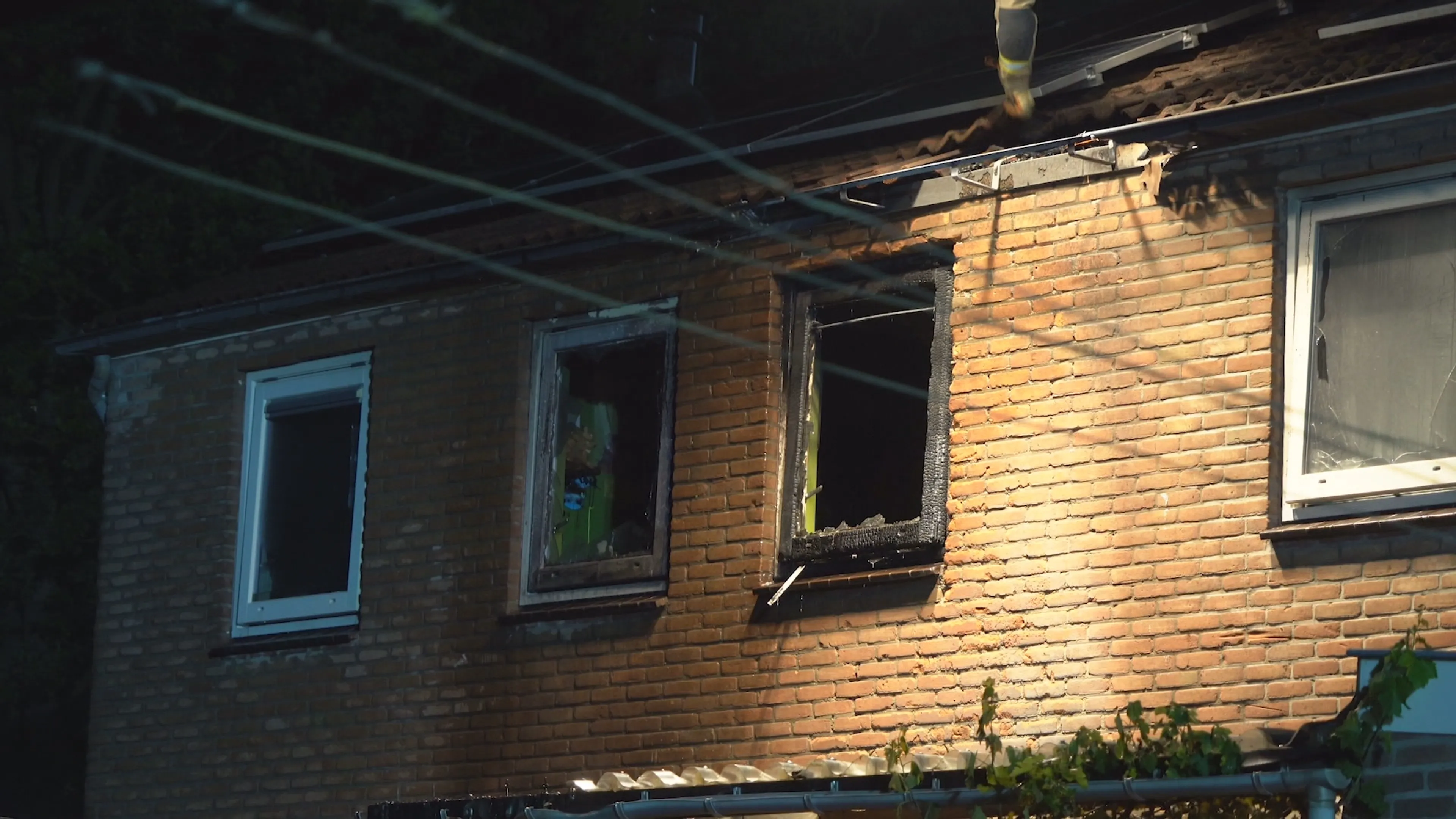 Buurvrouw raakt gewond bij woningbrand als ze slapende bewoners wil waarschuwen