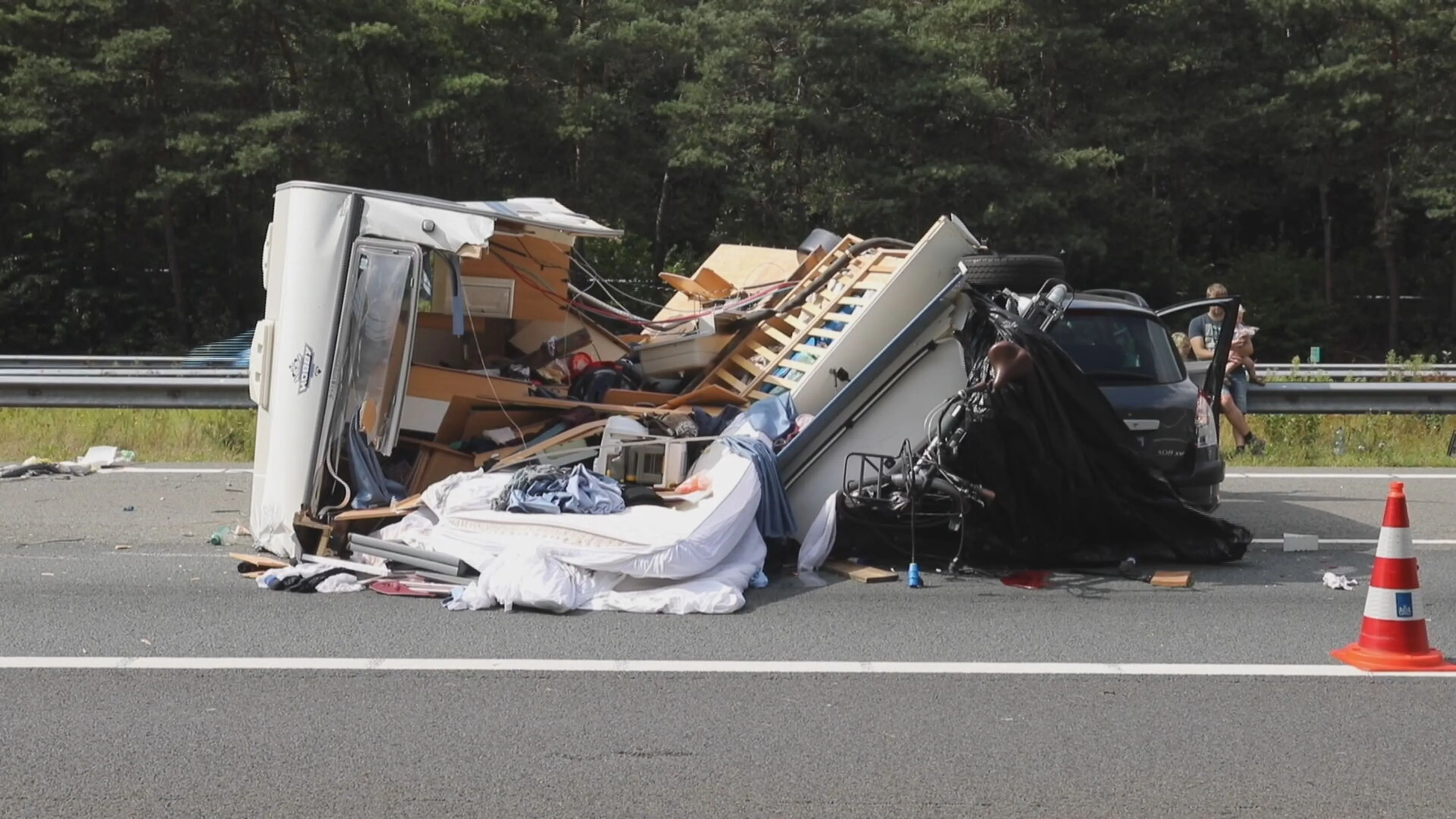 Enorme ravage op A50: caravan kantelt bij Hoenderloo en hele inhoud belandt op de weg