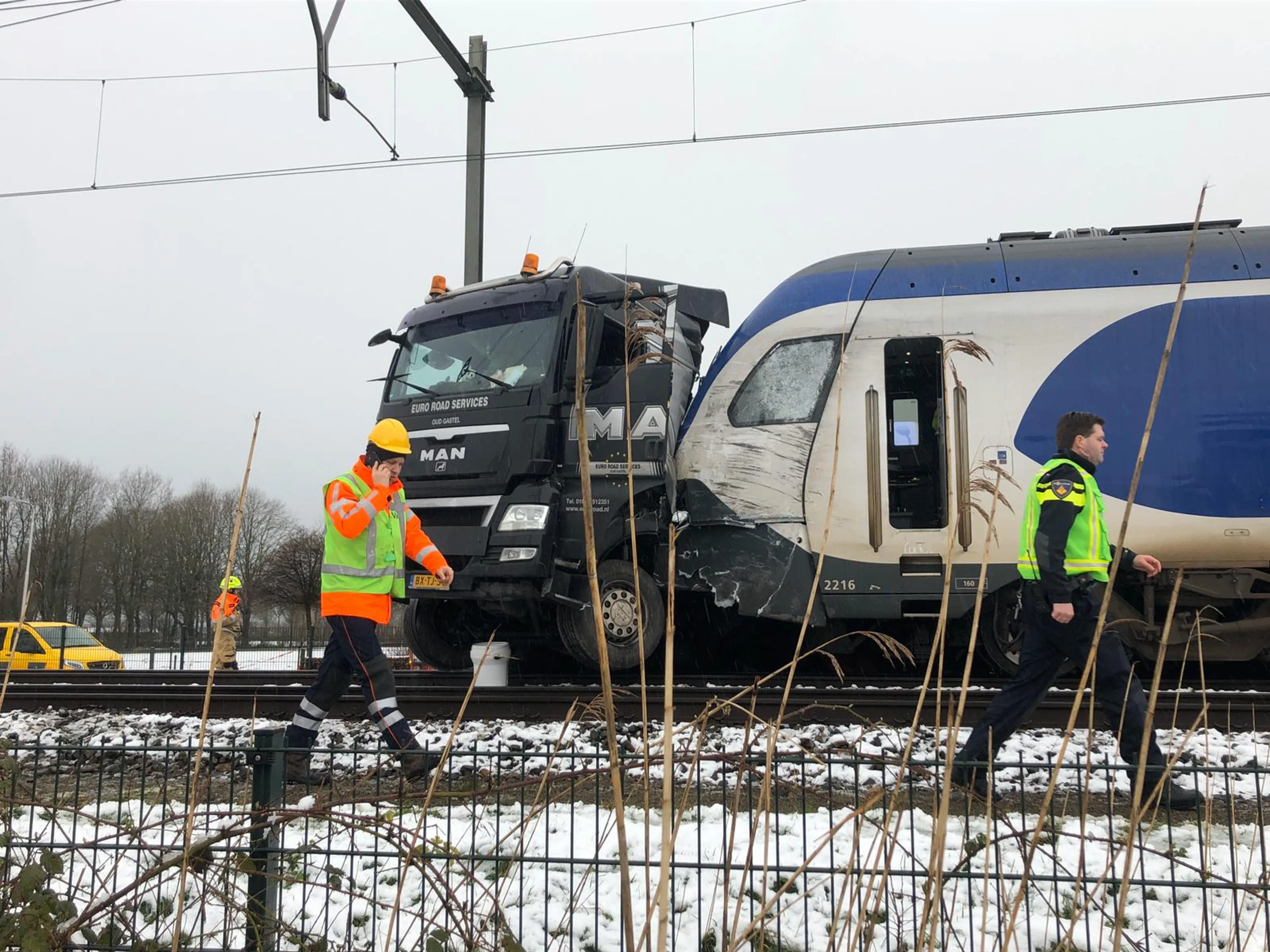 Trein botst op vrachtwagen in Udenhout, grote ravage op spoor