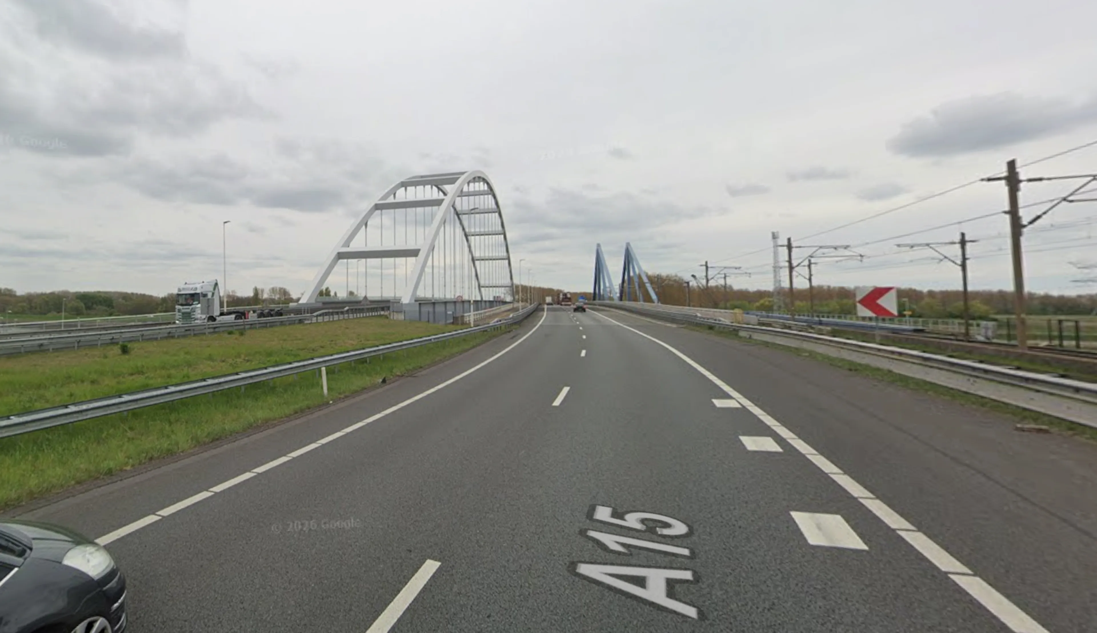 Scheuren ontdekt in brug richting Maasvlakte, rijstroken dicht