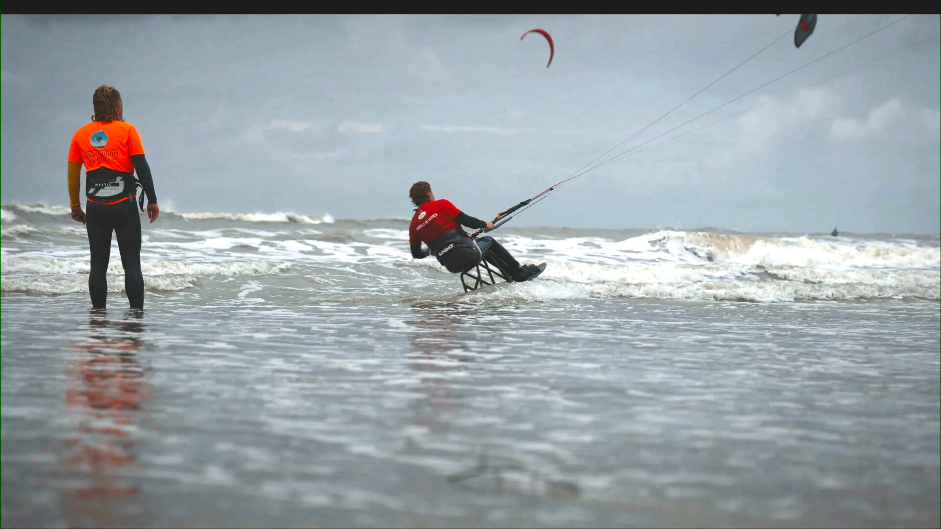 Van Noordwijk naar IJmuiden: Willem zit-kitesurft voor het goede doel: 'Geeft ultieme vrijheid' 