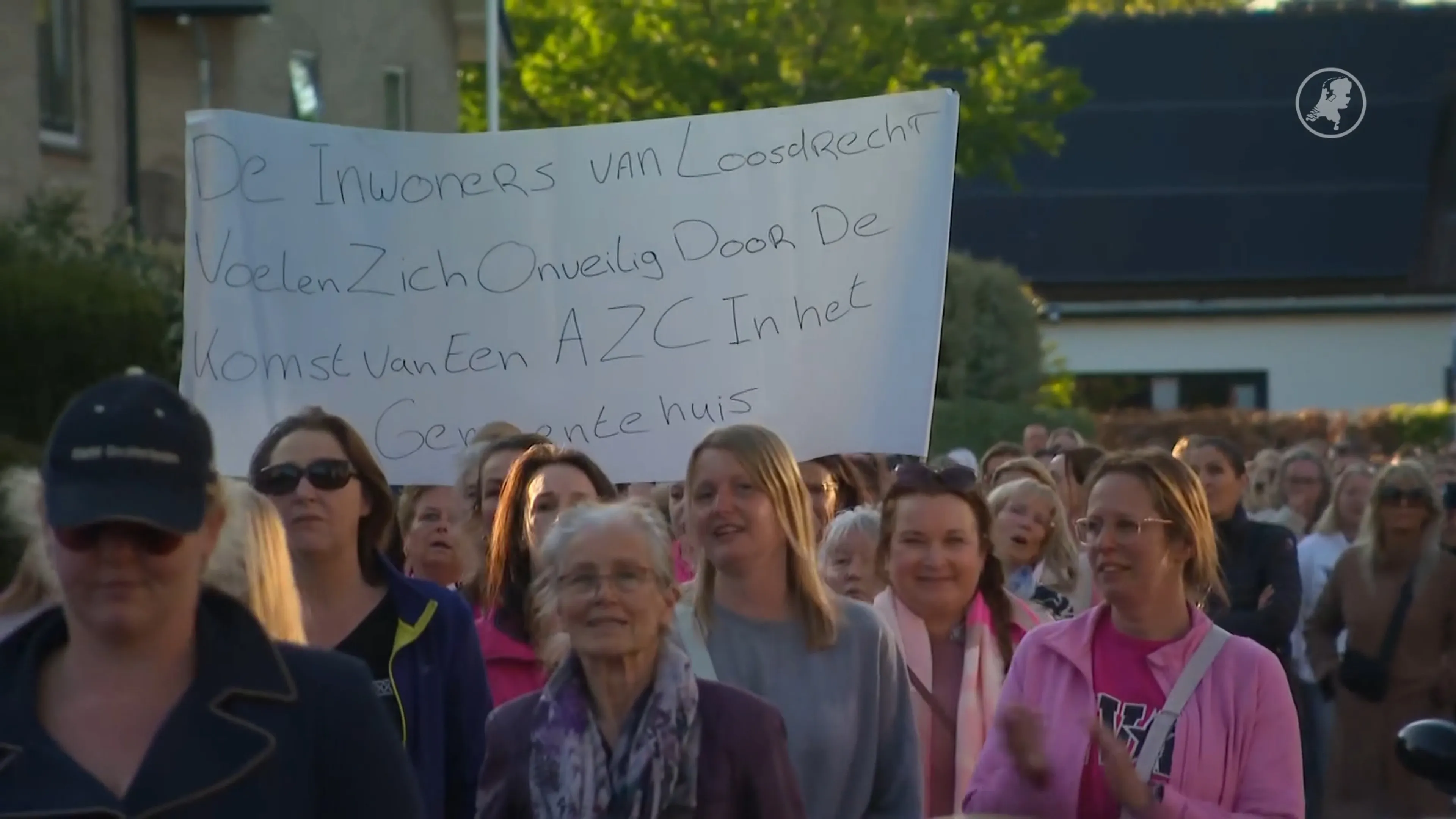 Honderden vrouwen lopen mee in protestmars tegen komst azc in Loosdrecht
